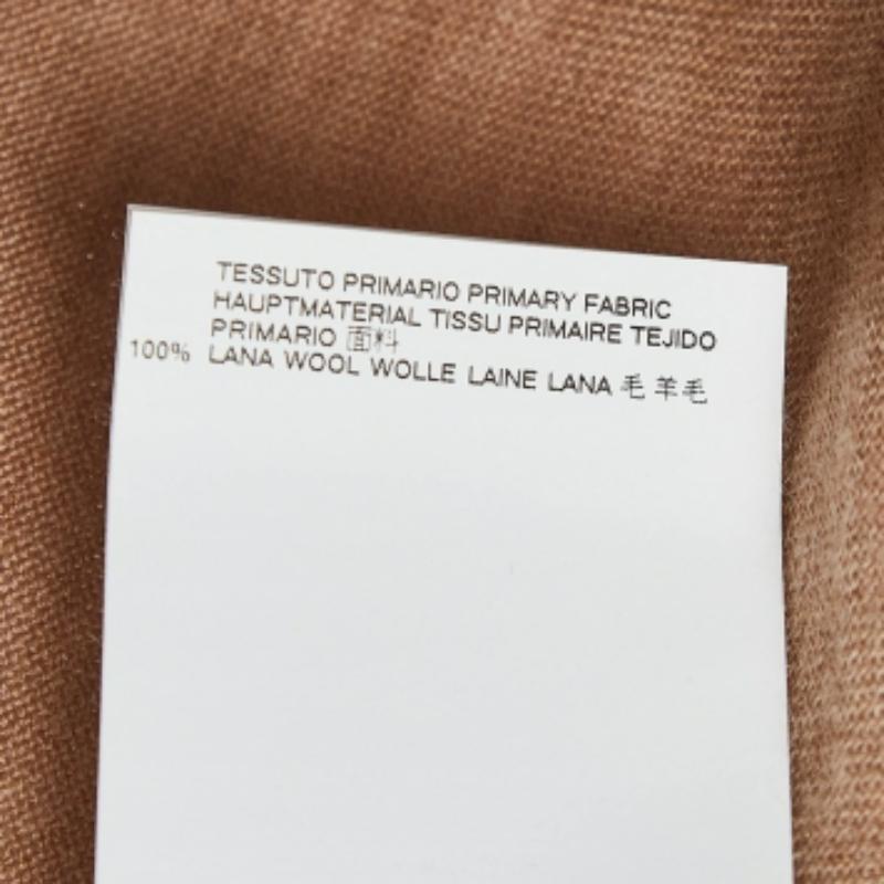 Le magliette polo sono sempre state un classico per chiunque. Questa versione è realizzata su misura utilizzando i migliori tessuti per una vestibilità confortevole. Completa il tuo look casual con un paio di pantaloncini e scarpe da ginnastica.