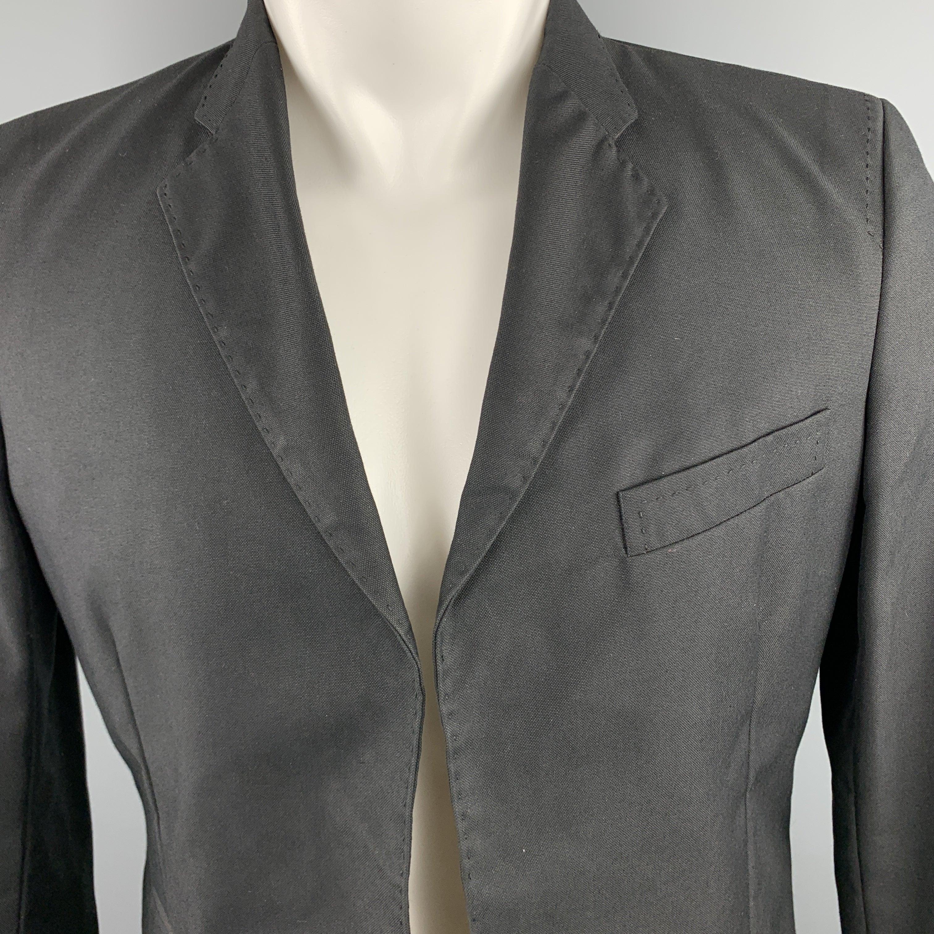 DSQUARED2
Ce manteau de sport en toile noire est doté d'un revers à cran, d'un simple boutonnage, d'un devant ouvert et d'une doublure cloutée 