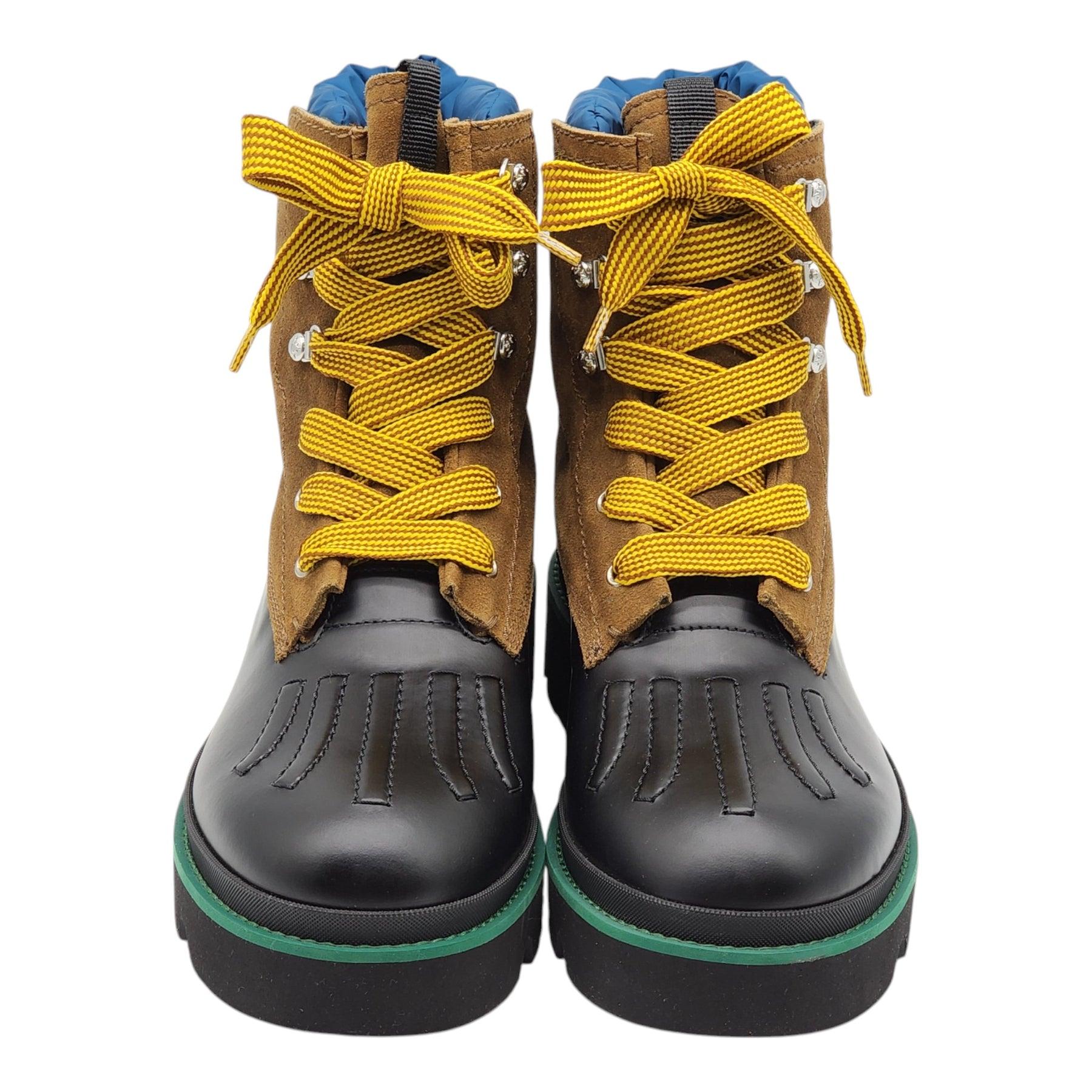 Rubber and suede duck boots for men by Dsquared.
Feature yellow laces. 

Additional information:
Material: Rubber and suede
Composition: Sole:  Rubber 100%.
Outer: Suede 100%, Rubber 100%
Color: Black
Size: 44 EU
Country: Italy
Condition: Brand new