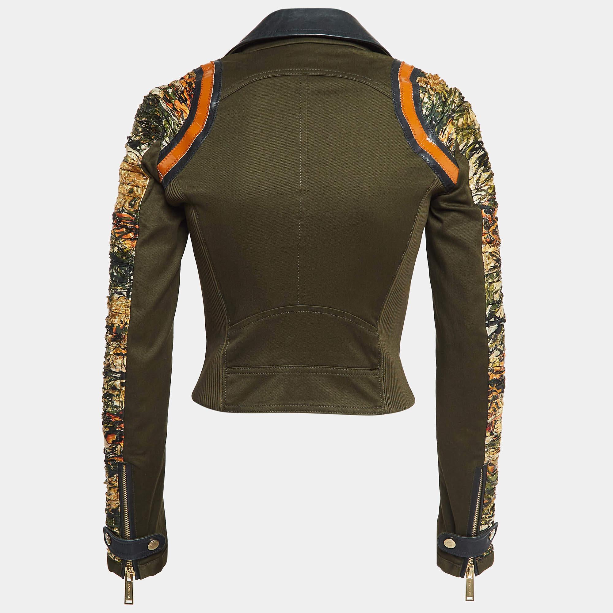 Questa giacca Dsquared2 unisce stile e comfort. Realizzata in gabardine verde e crepe stampato, presenta una chiusura frontale con zip e una silhouette elegante. Le stampe a contrasto aggiungono un tocco vivace, rendendolo un pezzo forte per
