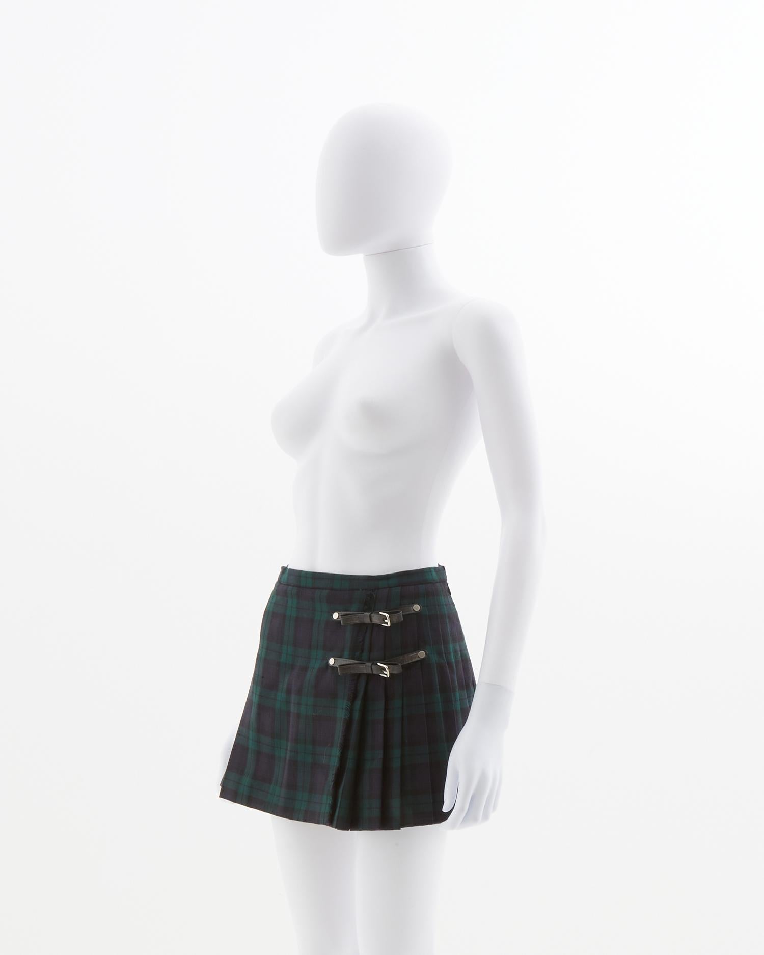 - Green black and yellow checked mini skirt 
- Sold by Skof.Archive
- Buckle bow detail 
- Back side zipper 
- Fall Winter 2004 

Size: 
FR 36 - IT 40 - UK 8 - US 4 (EU)

Measurements:
Waist 32 cm / 12”
Total Length  34 cm / 13”

Composition: 
100%