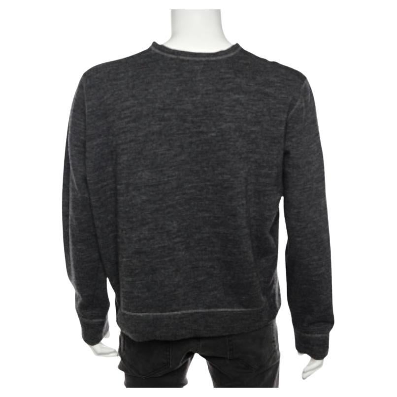 Look stunning and classy this season as you wear this sweatshirt from Dsquared2. It is tailored using grey wool fabric and showcases long sleeves. Team this sweatshirt with comfortable jeans and flaunt a comfortable style.