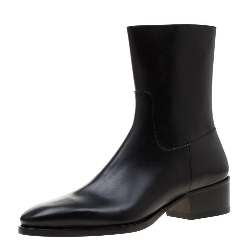 Creations from Dsquared2 are contemporary, edgy and very stylish, just like these ankle boots! These black boots are crafted from leather and feature almond toes. They have been styled with zippers on the sides and come equipped with comfortable