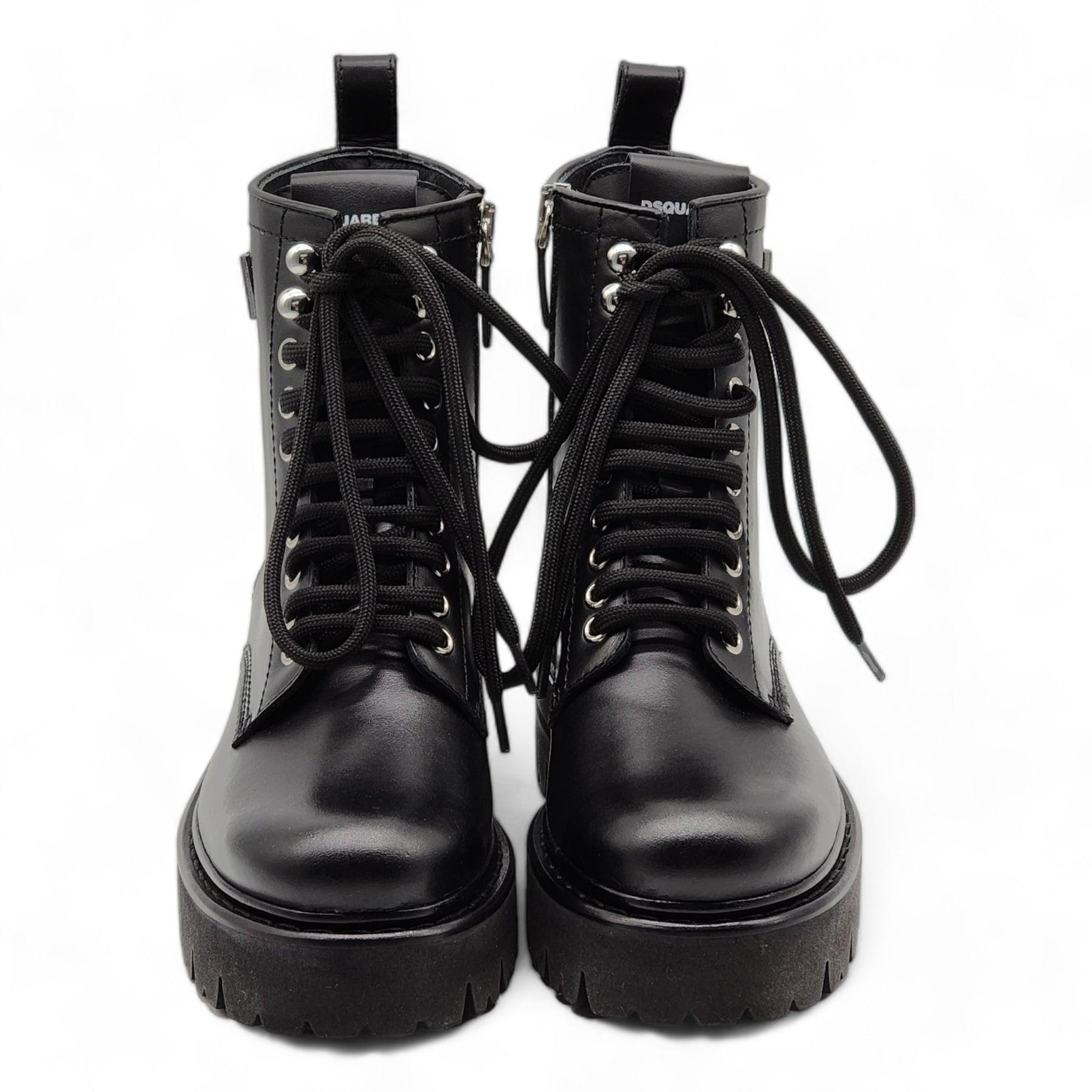 Confectionnées en cuir de veau, ces bottes de combat Dsquared présentent une plaie ICON signature en métal argenté sur les côtés.

Logo sur la languette, Bout rond, Fermeture à lacets, Fermeture zippée sur le côté, Patte de boutonnage au talon,
