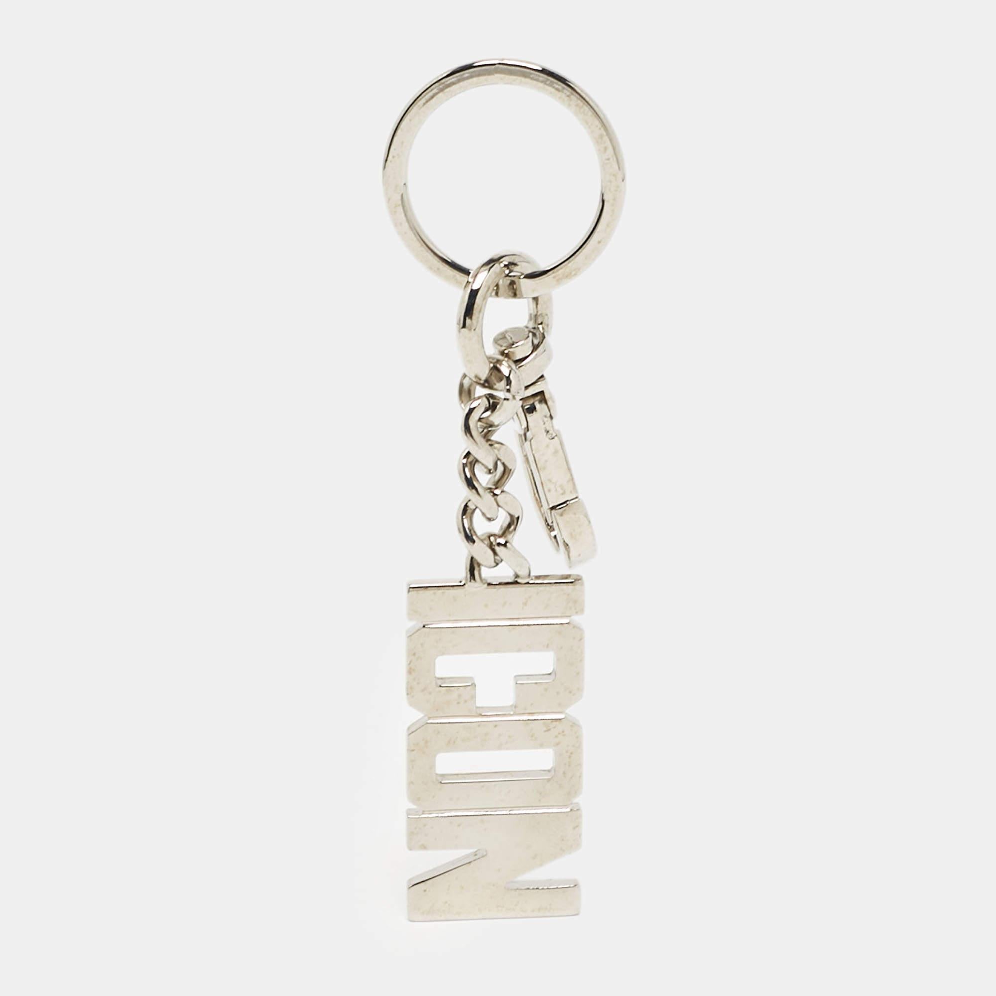 Der Dsquared2 Schlüsselanhänger ist ein elegantes Accessoire, das modernen Stil in Ihre Alltagsutensilien bringt. Mit dem markanten Dsquared2 Logo ist sie aus langlebigem, silberfarbenem Metall mit poliertem Finish gefertigt. Dieser