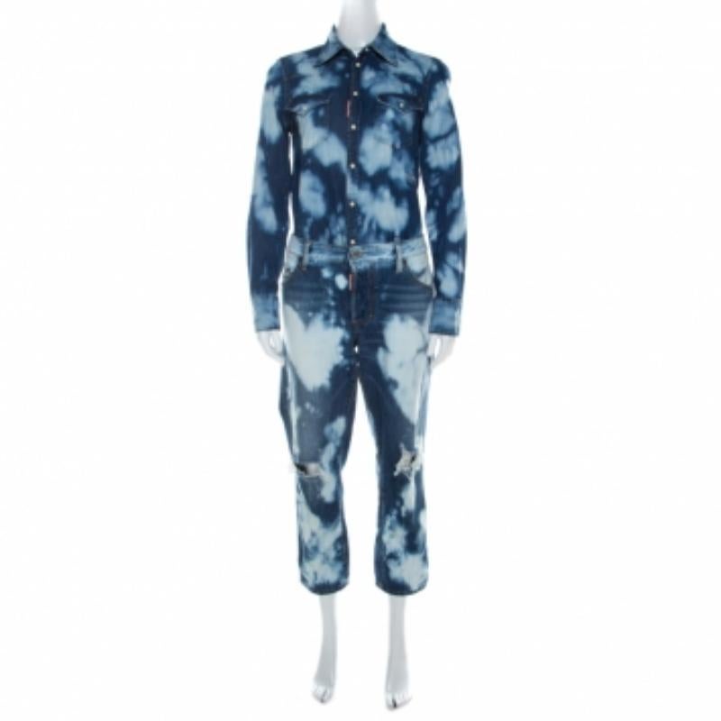 Questa tuta di Dsquared2 è realizzata in cotone sbiancato. Realizzata in un design che sembra separato, la tuta presenta maniche lunghe, bottoni frontali, dettaglio della vita con passanti per la cintura e tasche multiple. È comodo ed elegante.