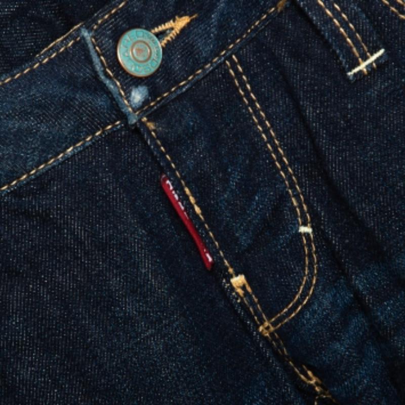 A must-have for your casual wardrobe, these Dsquared2  jeans are made of cotton thus offering a comfortable wearing experience. The indigo pair comes with a straight leg fit, paint splatter details, multiple pockets and front closure.
