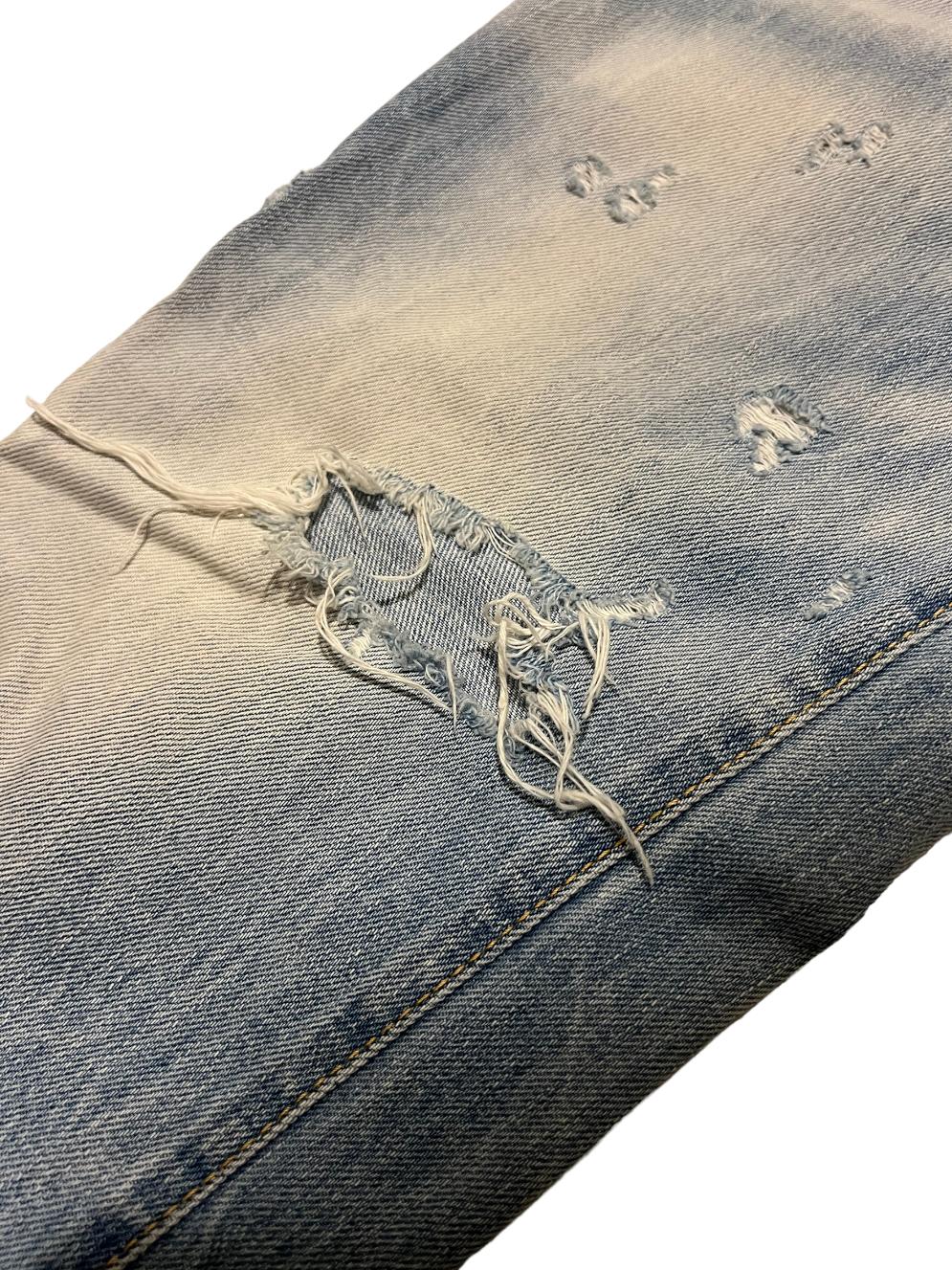 - Low raise
- Light denim wash
- Distressed style
- Straight leg fit
- Cropped detail
- Made in Italy