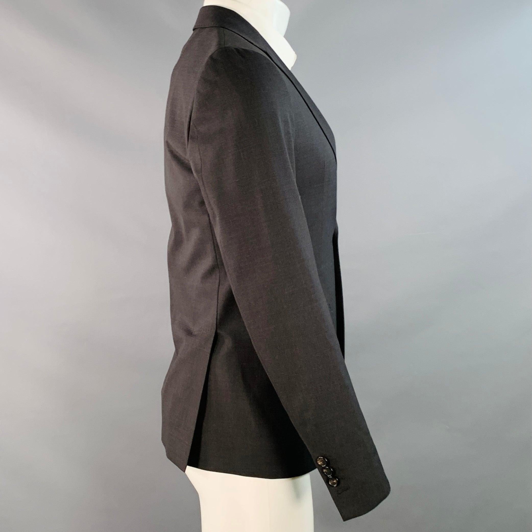 Abrigo sport DSQUARED2 MANCHESTER
en mezcla de lana elástica color carbón, con solapa de muesca, doble abertura en la espalda y cierre de doble botón. Fabricado en Italia.Excelente estado de conservación. 

Marcado:   IT 48 

Medidas: 
 
Hombro 16