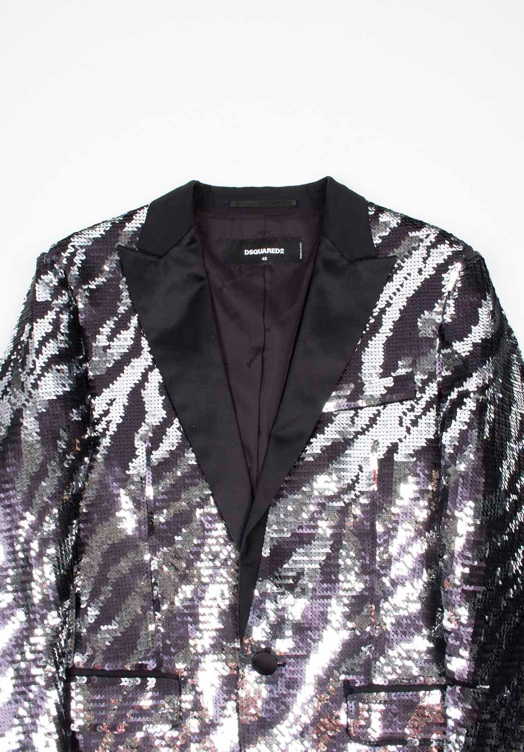 Consultez mes autres annonces. A beaucoup d'autres vêtements de marque à vendre. Ouvert à toutes les offres.
L'article mis en vente est 100% authentique Dsquared2 Sequin Blazer, VIPE0
Couleur : noir argent
(La couleur réelle peut varier légèrement