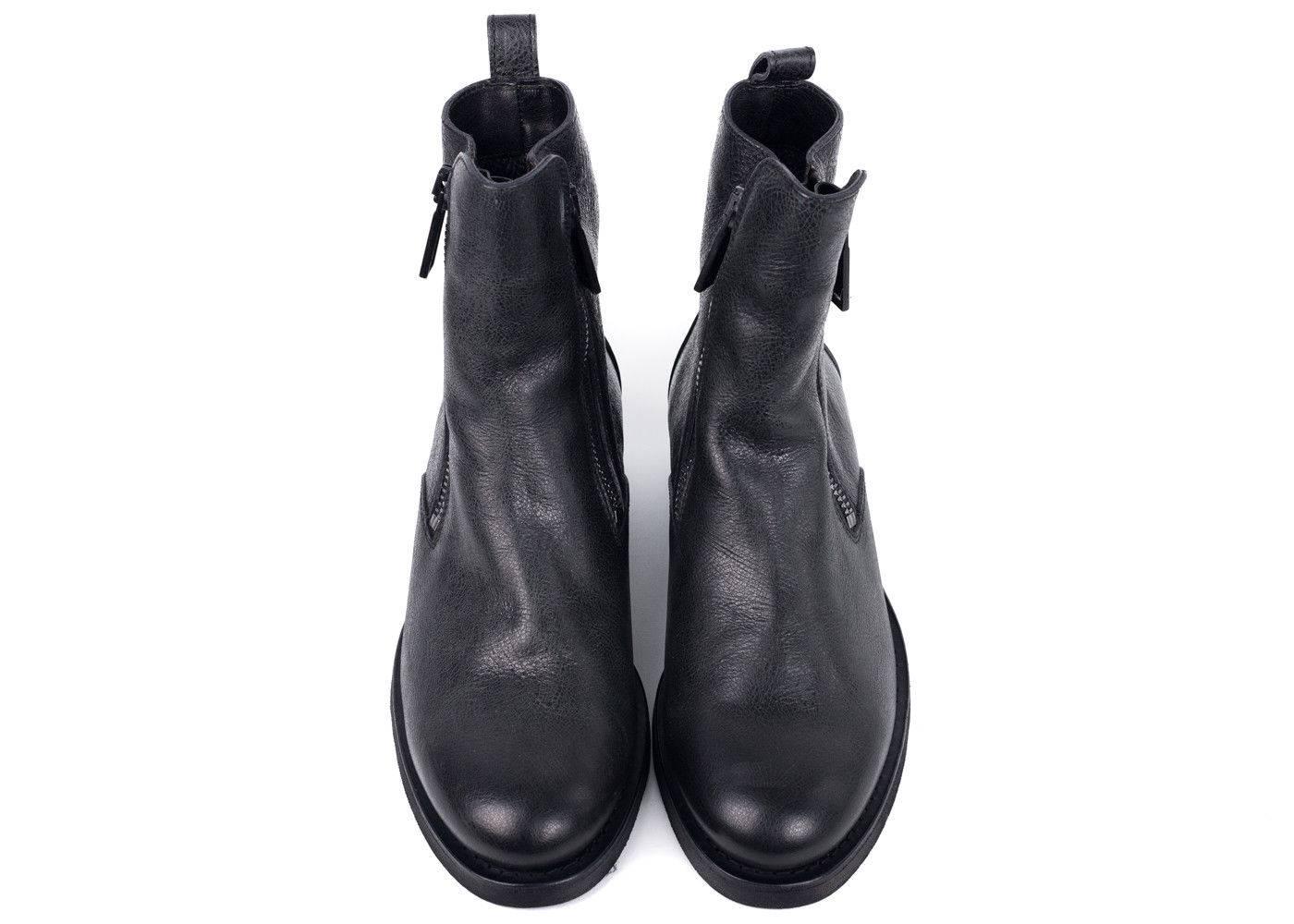 DSquared2 classic chelsea boots in a faded black color tone with a distressed leather style made from aged clafksin leather. The black ankle boots are the perfect pair for all seasons. Simple yet iconic silhouette, pair these with black jeans or