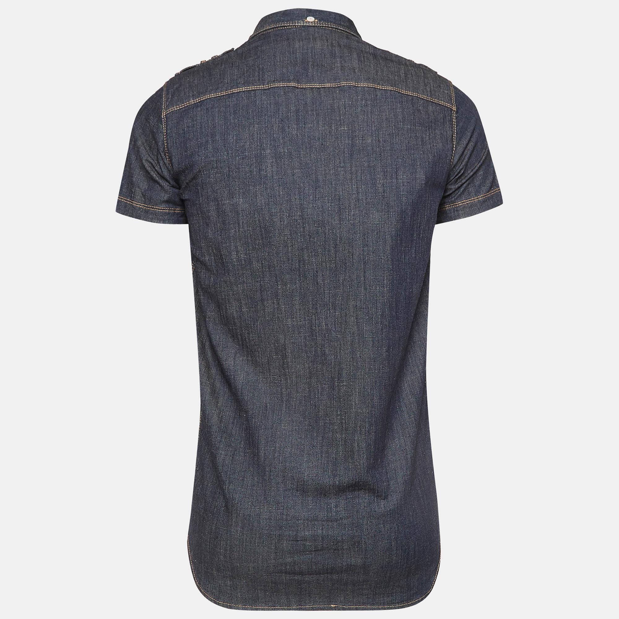 Wie fabelhaft sieht dieses Designerhemd aus! Es ist aus edlen MATERIALEN gefertigt und hat eine taillierte Silhouette. Kombinieren Sie es mit einer Hose und Loafers für ein cooles Ensemble.