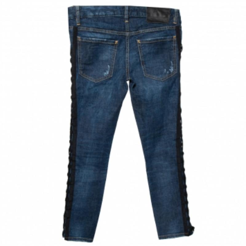 Fabulously designed, these navy blue jeans from Dsquared2 will lend a chic vibe to your closet. They offer a smart fit and exhibit tie detailing on the sides. Sure to lend you a cool look, they come equipped with belt loops, button closure, and five