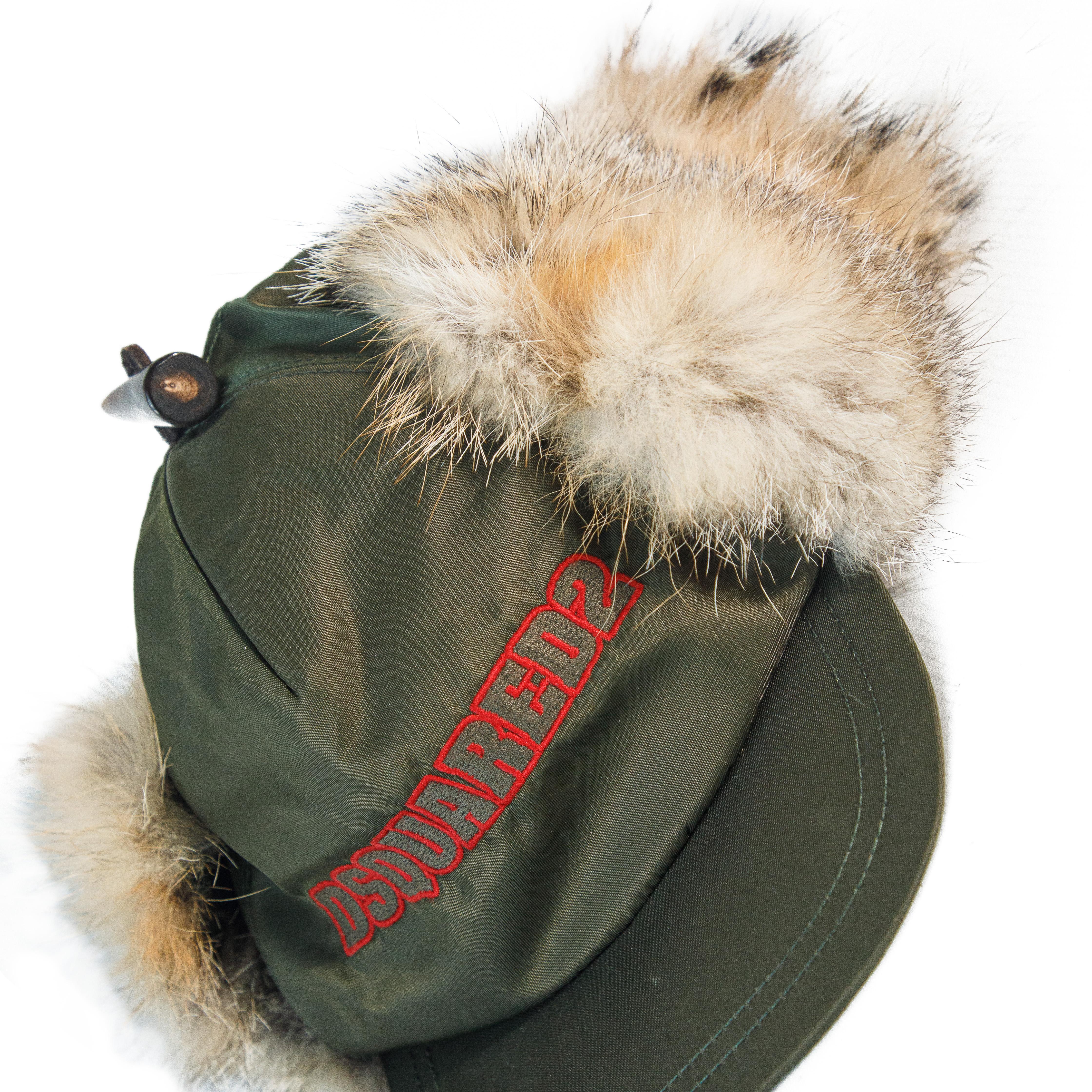 Ruder Than The Rest presenta un berretto contemporaneo di Dsquared2 in nylon con pelliccia di volpe.

Esterno in nylon verde militare.

Interno trapuntato.

Cuffie in pelliccia di volpe Foldes.

Effetto Wood e alamari in pelle sulla parte