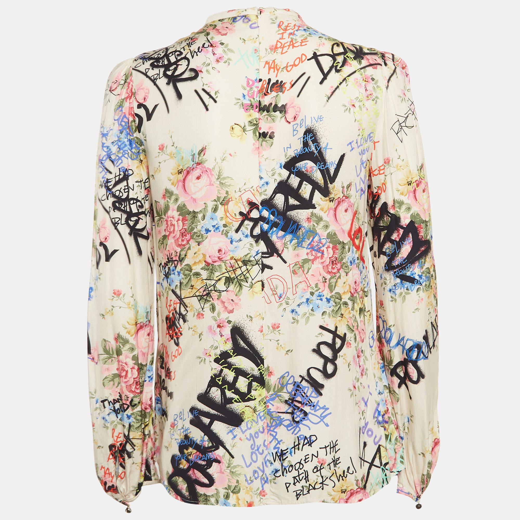 Let the latest addition to your closet be this Dsquared2 top for women. Meticulously tailored and effortlessly chic its a versatile wardrobe staple perfect with pants as well as skirts.