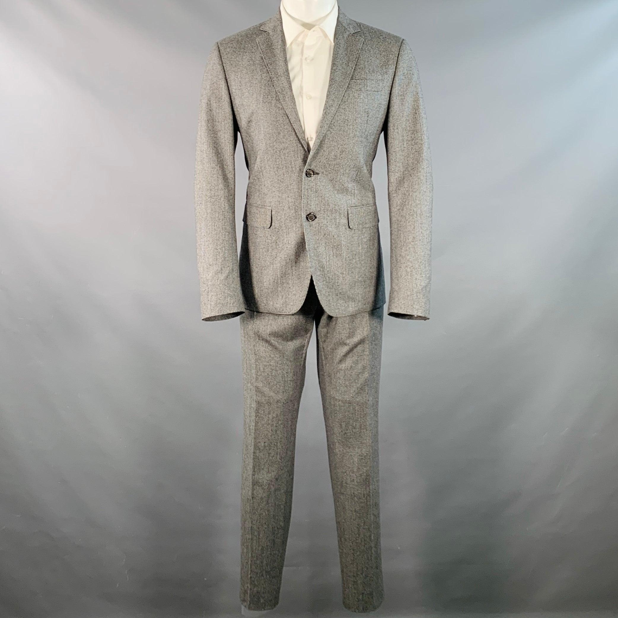 Traje DSQUARED2 PARIS
en lana de pata de gallo gris y negra, con forro completo, e incluye un chaquetón de sport de botonadura sencilla y doble botonadura, con solapa de muesca, y unos pantalones delanteros planos a juego. Made in Italy. Muy buen