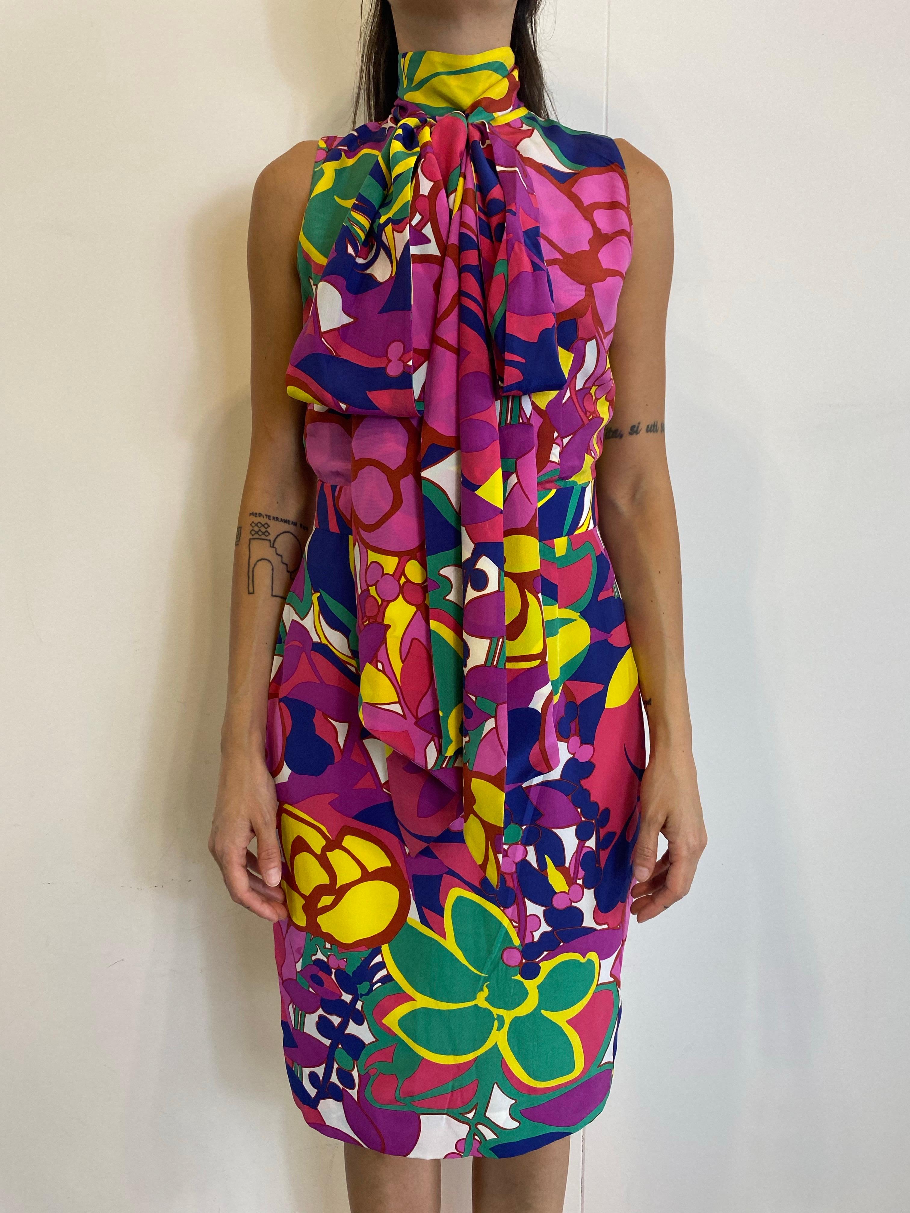 DsQuared2 pink midi dress with details.
Size 40 IT.
Fabric 100% Silk.
Lining 100% Silk.
Length 96 cm.
Waist 32 cm.
Dress in excellent condition, shows signs of use as shown in the photos.