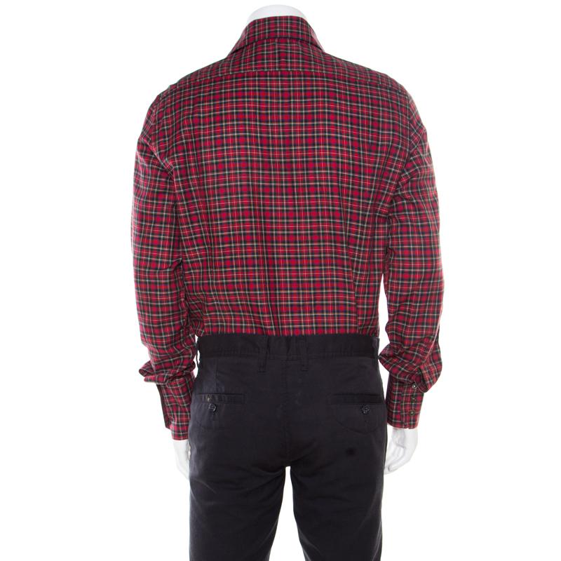 Extremely well-tailored to blend in with your impeccable style, this DSquared2 shirt is a great buy! It is made from cotton and styled with checks, a classic collar, front buttons, and long sleeves. It is ideal to be worn with plain trousers or