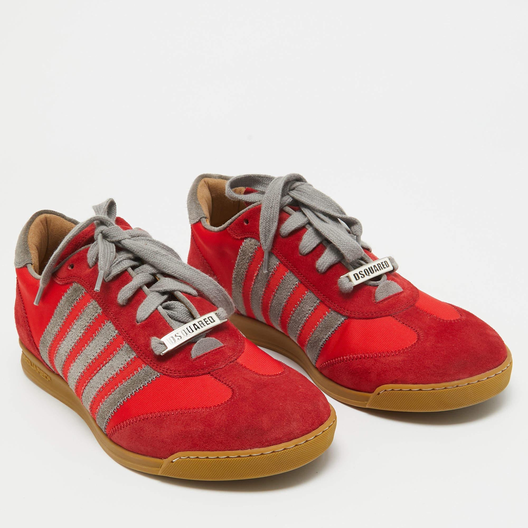 Dsquared2 - Baskets basses en daim et toile rouge/gris, taille 41 Bon état - En vente à Dubai, Al Qouz 2