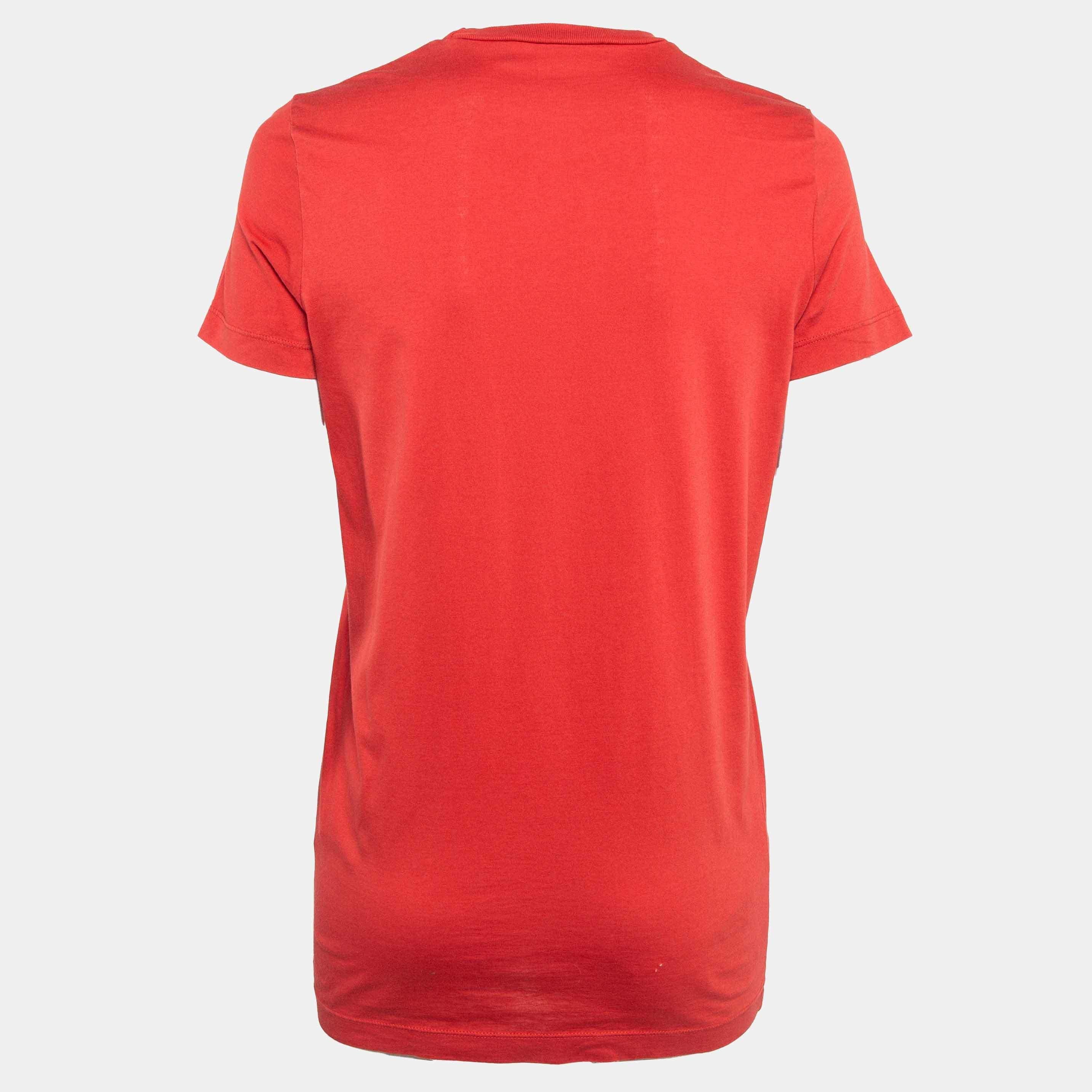 Get the comfort and the right casual style with this designer T shirt. Designed to be reliable and durable the creation has a simple neckline and signature detailing.
