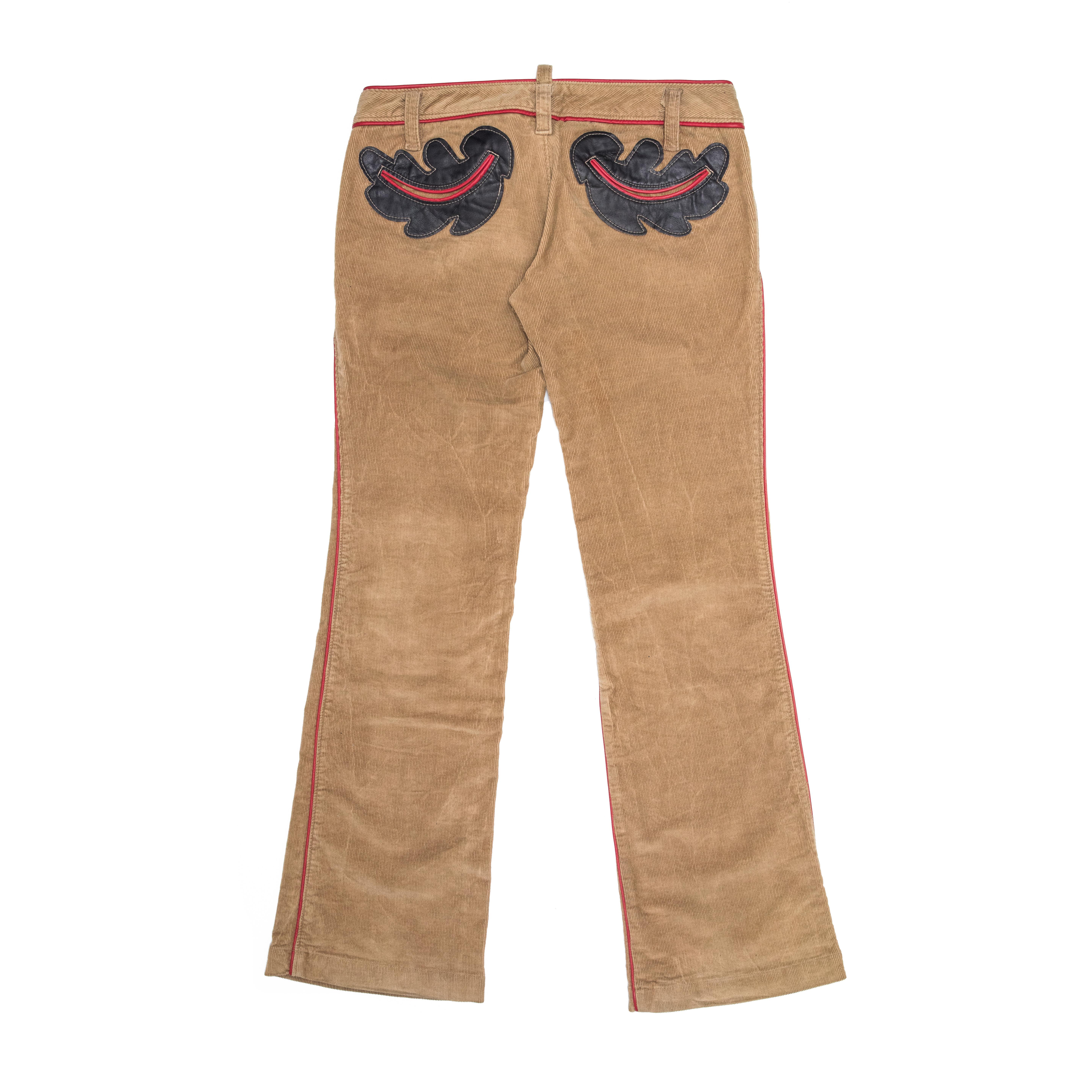 Ruder Than The Rest presenta los pantalones de pana de reno sexy otoño-invierno Dsquared2.

Colección de pasarela.

Pantalones de tiro bajo.

Bolsillo de cuero negro con diseño de hoja de acebo en la parte delantera y trasera.

Ribete rojo en todas