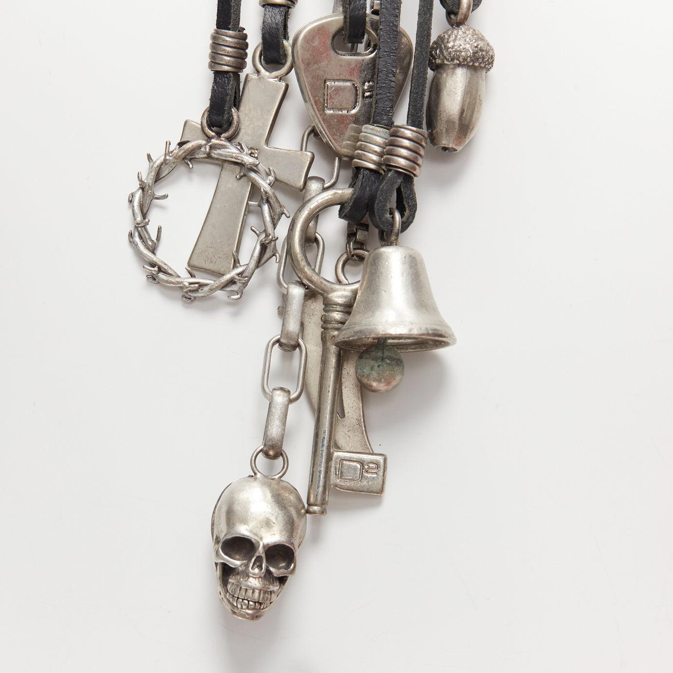 DSQUARED2 - Chaînes de collier avec têtes de mort argentées et breloques vaudou en cuir noir. en vente 3