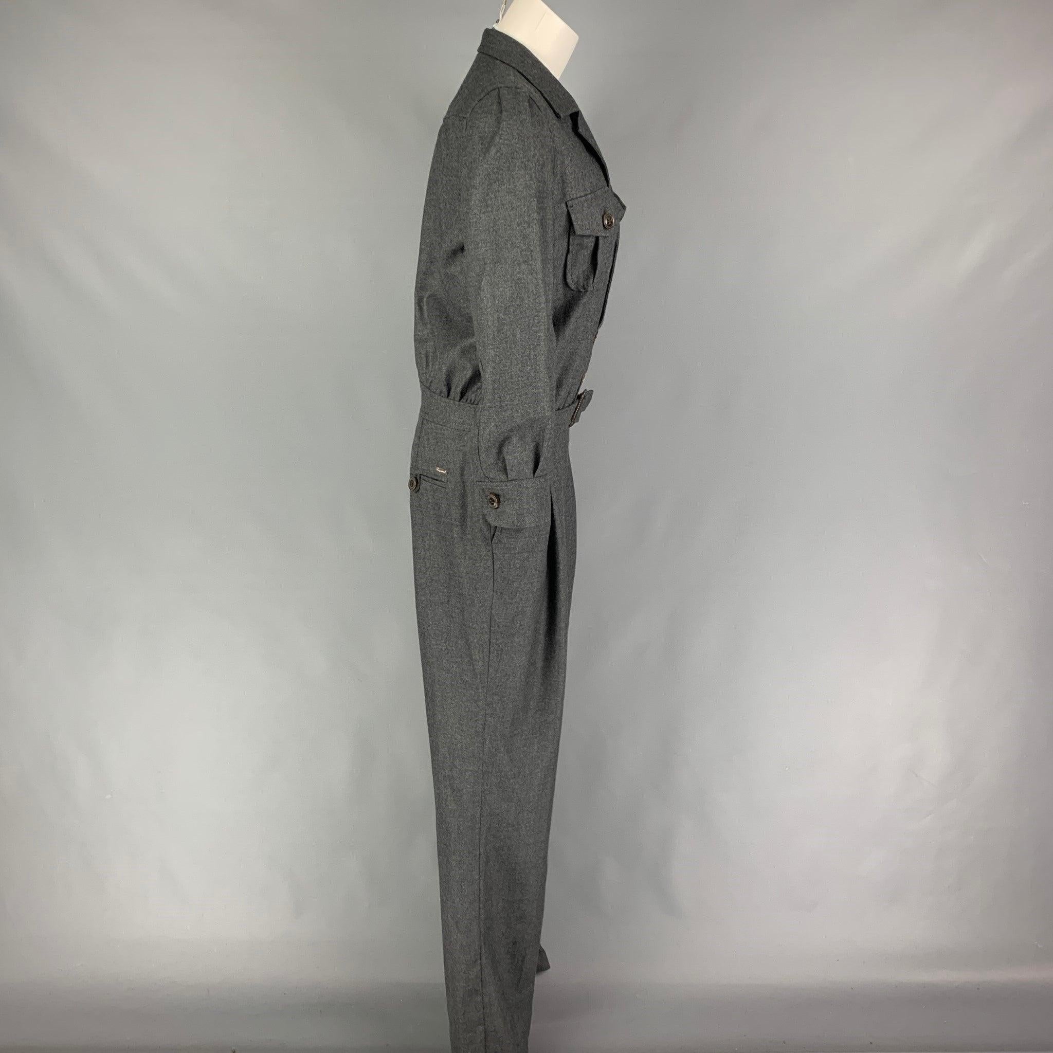La combinaison DSQUARED2 est réalisée en laine gris foncé et présente un style plissé, un ceinturage, des poches à rabat, un revers à cran et une fermeture boutonnée sur le devant. Fabriquées en Italie.
Neuf avec étiquettes.
 

Marqué :   46