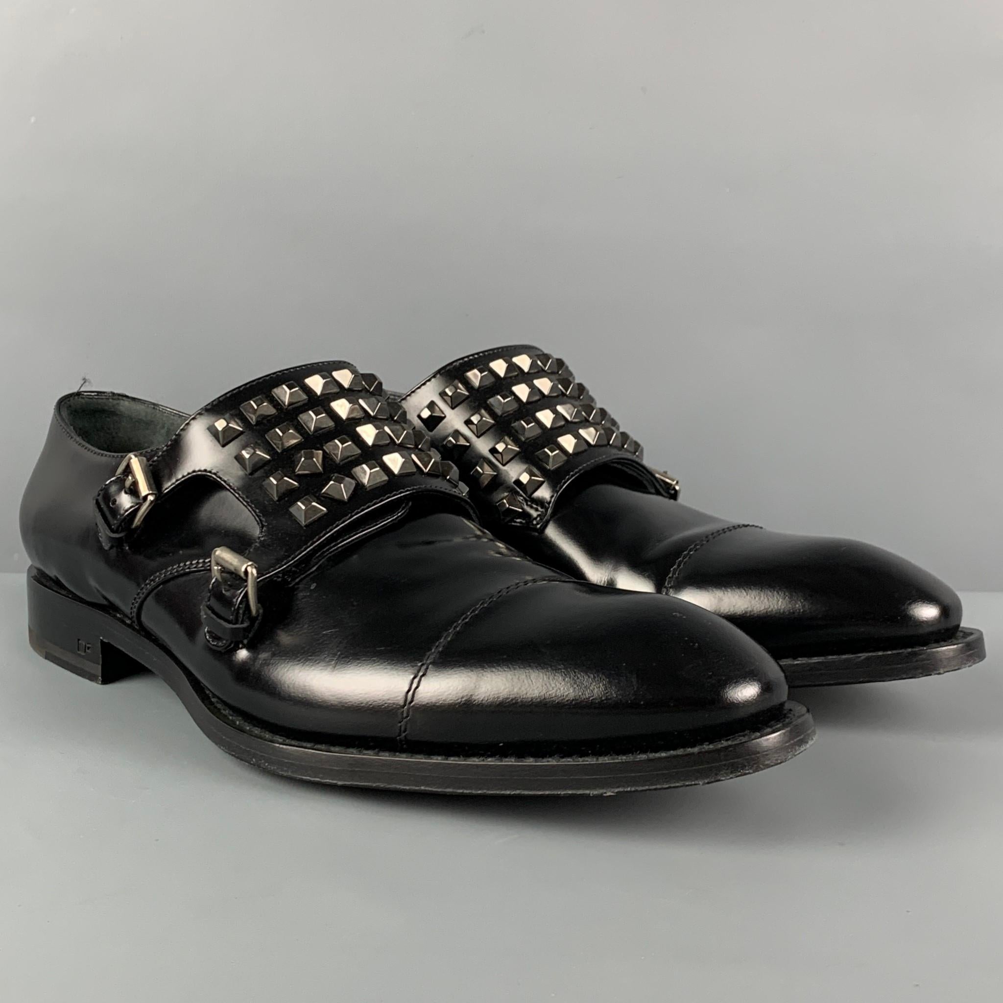 Les mocassins DSQUARED2 en cuir noir sont dotés d'un bout capuchon et d'une double bande monk cloutée. Fabriquées en Italie. 

Très bon état d'origine.
Marqué : 43

Semelle extérieure : 12.5 in. x 4.5 in. 