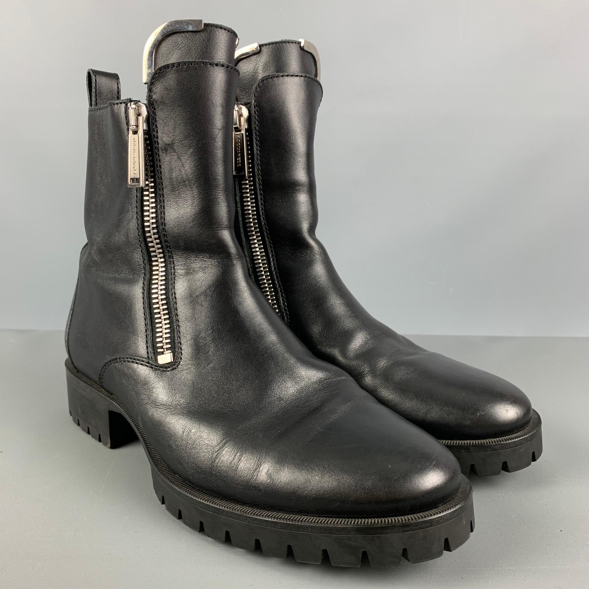 Die Stiefel von Dsquared2 sind aus schwarzem Leder und haben einen Wanderstil, seitliche Reißverschlüsse und einen Kampfstiefel-Stil. Hergestellt in Italien.

Sehr guter gebrauchter Zustand.
Markiert: 44

Abmessungen:

Länge: 12 Zoll.
Breite: 4,5
