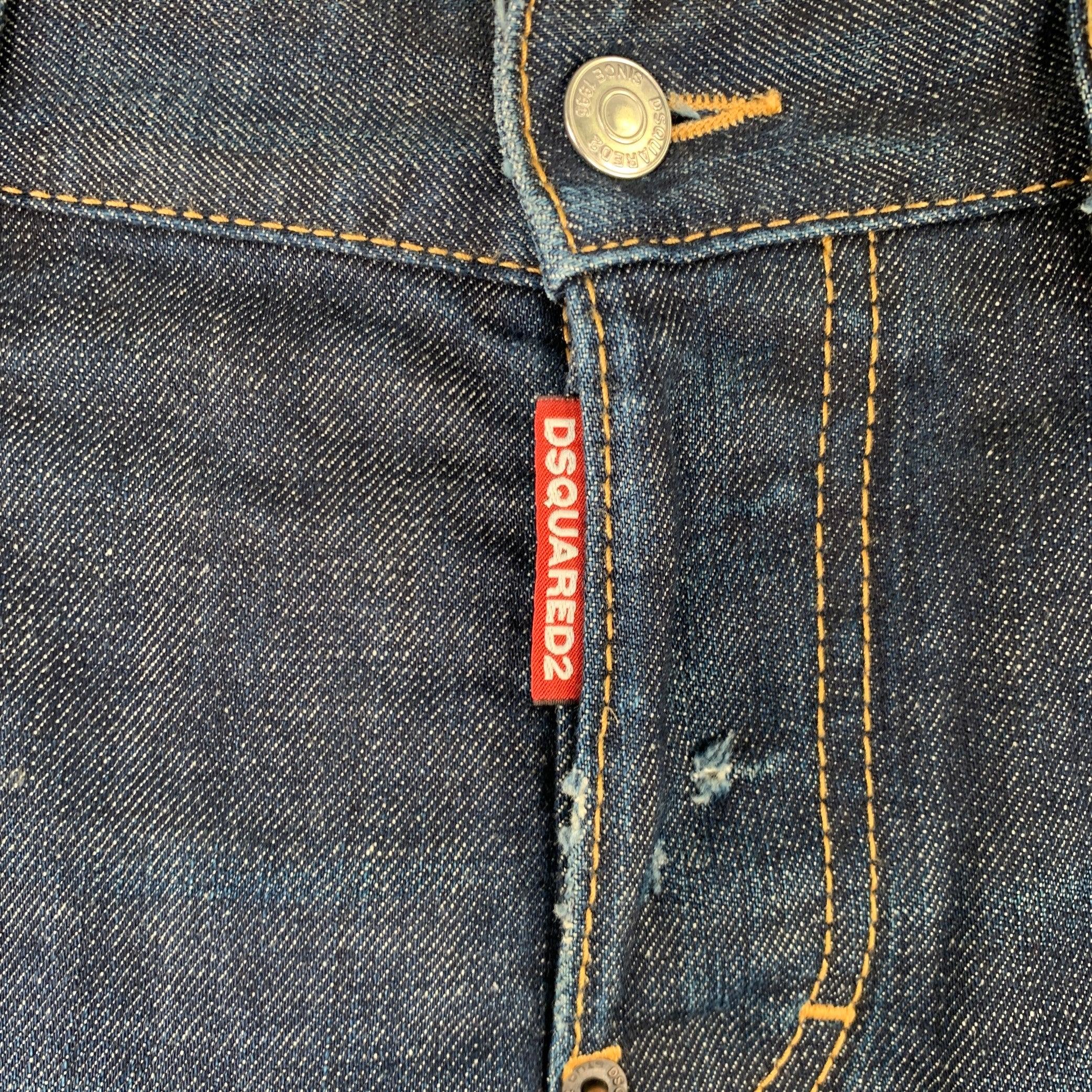 Jeans Dsquared2
in un denim blu in misto cotone elasticizzato, caratterizzato da uno stile consumato, cinque tasche e chiusura con bottoni. Made in Italy. Eccellente condizione di usato. 

Contrassegnato:   IT 44 

Misure: 
  Vita: 28 pollici
