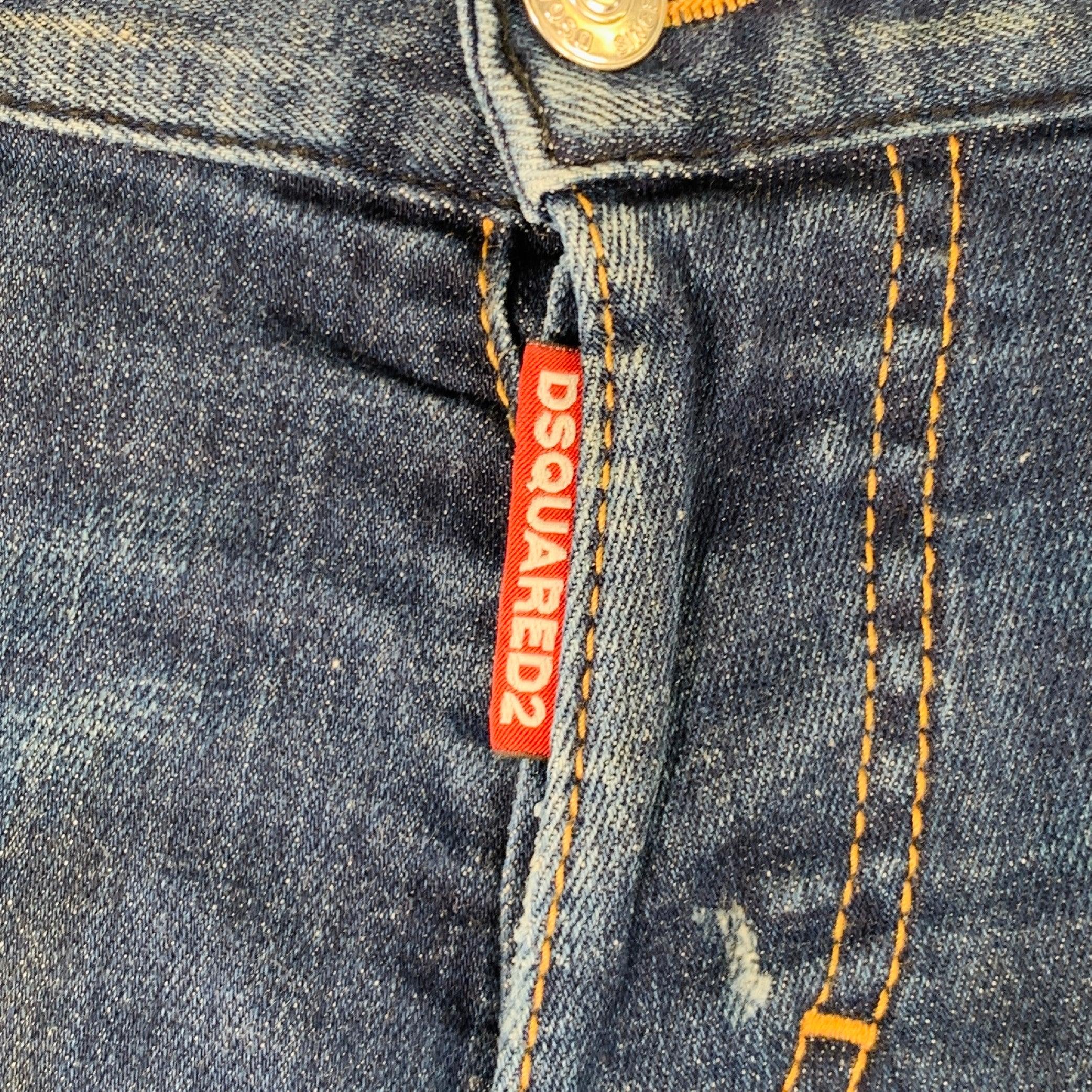 Vaqueros DSQUARED2
en tejido vaquero de algodón azul con estilo desgastado, diseño de salpicaduras de pintura blanca y cierre con bragueta de botones. Fabricado en Italia.Excelente estado de conservación. 

Marcado:   IT 44 

Medidas: 
  Cintura: 28