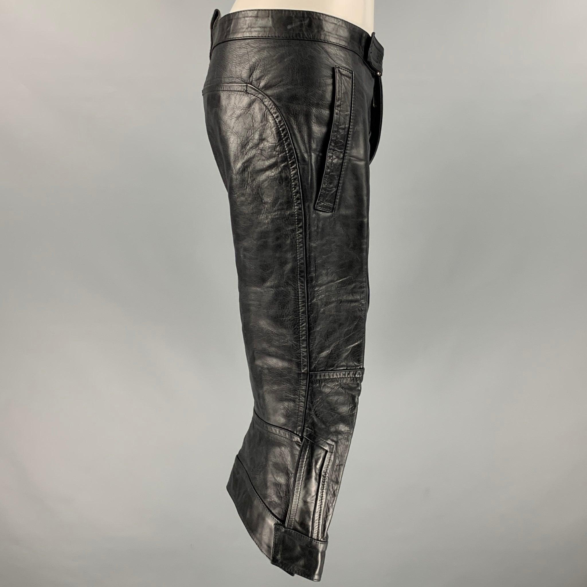 DSQUARED2 Shorts
aus schwarzem Leder, mit langem Schnitt, selbstschließenden Taschen und einem Reißverschluss. Made in Italy.New With Tags. 

Markiert:   46 

Abmessungen: 
  Taille: 30 Zoll Anstieg: 8 Zoll Innennaht: 15,5 Zoll 
  
  
 
Referenz: