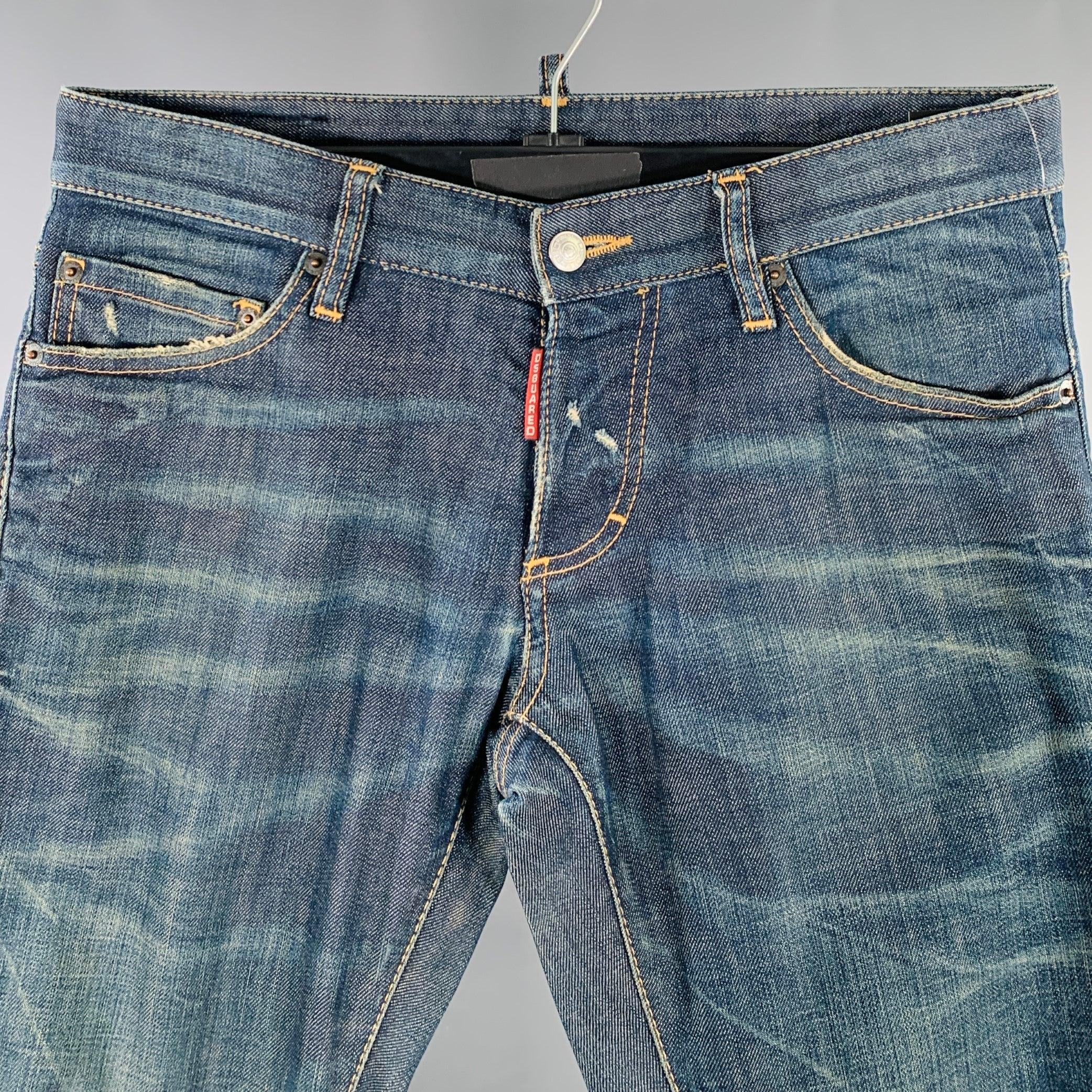 Vaqueros DSQUARED2
en un vaquero azul con un estilo de cinco bolsillos, diseño desgastado y cierre con bragueta de botones. Fabricado en Italia.Excelente estado de conservación. 

Marcado:   IT 46 

Medidas: 
  Cintura: 30 pulgadas Altura: 6,5