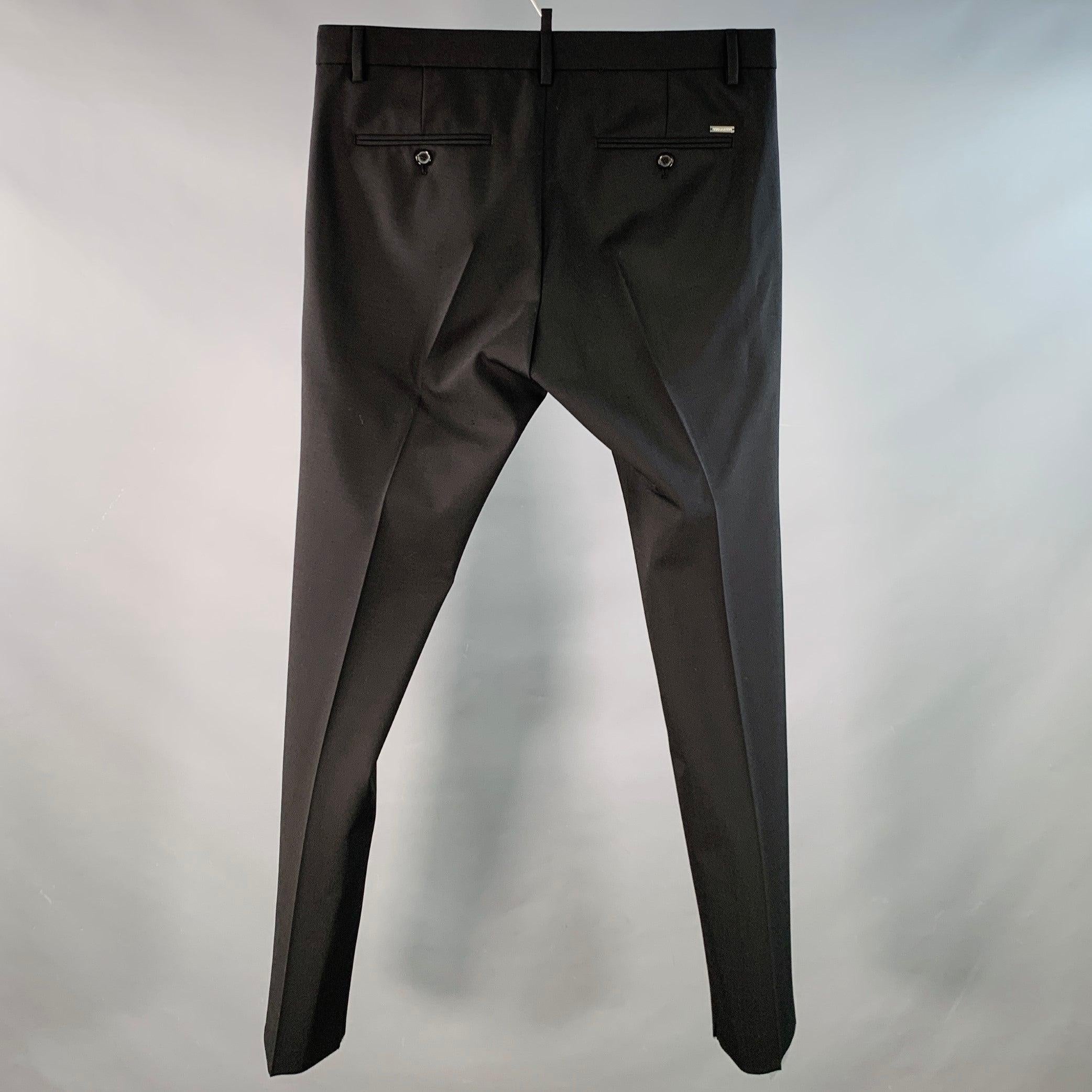 Pantalon habillé Dsquared2
en laine vierge noire mélangée extensible, avec un devant plat, une jambe fuselée et une fermeture à glissière. Fabriqué en Italie. Nouveau avec étiquettes. 

Marqué :   IT 48 

Mesures : 
  Taille : 32 pouces Taille : 9.5