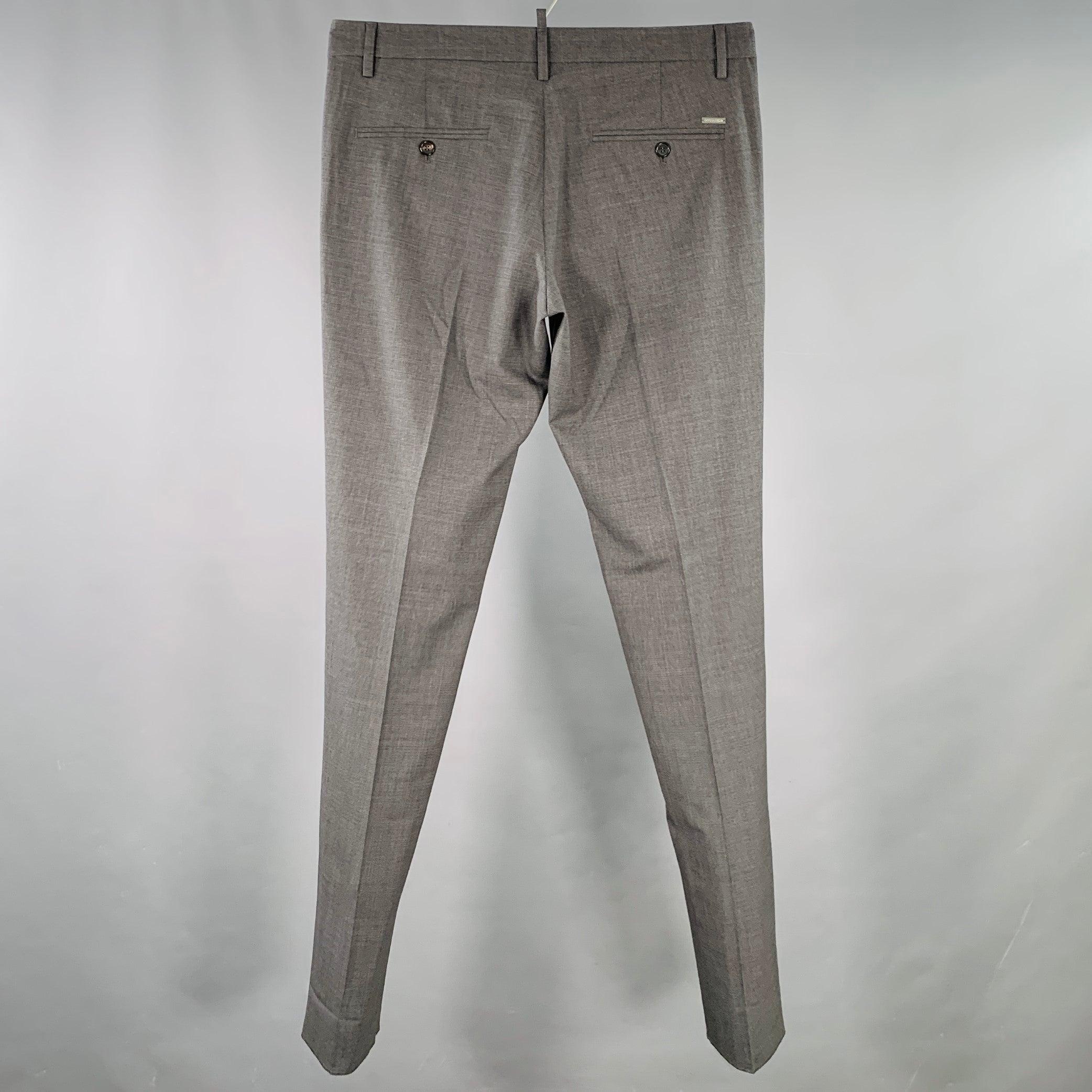 DSQUARED2 pantalones de vestir
en tejido de mezcla de lana elástica gris marengo, con parte delantera plana, pernera cónica y bragueta de botones. El dobladillo se ha dejado sin rematar para poder adaptarlo a tu medida perfecta. Fabricado en