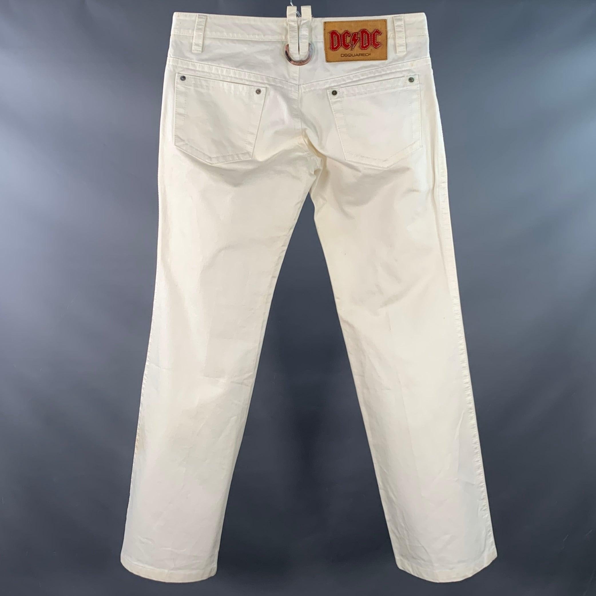 Pantalon décontracté Dsquared2
en sergé de coton crème, avec cinq poches, jambe droite, écusson en cuir rock & roll DC/DC et braguette boutonnée. Fabriqué en Italie. Bon état d'usage. Marques modérées, en l'état. 

Marqué :   IT 50 

Mesures : 
 