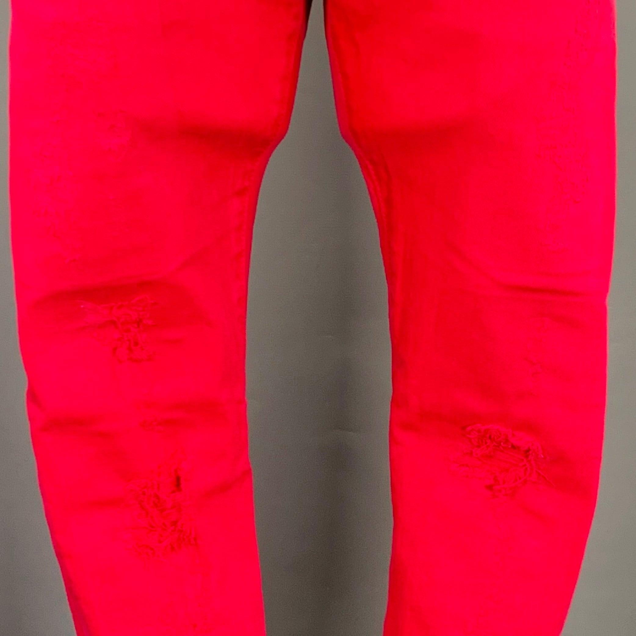 Jeans Dsquared2
in tessuto di misto cotone elasticizzato rosa fucsia, con uno stile vissuto, cinque tasche e chiusura con bottoni. Made in Italy. Eccellente condizione di usato. 

Contrassegnato:   IT 50 

Misure: 
  Vita: 34 pollici Cavallo: 8