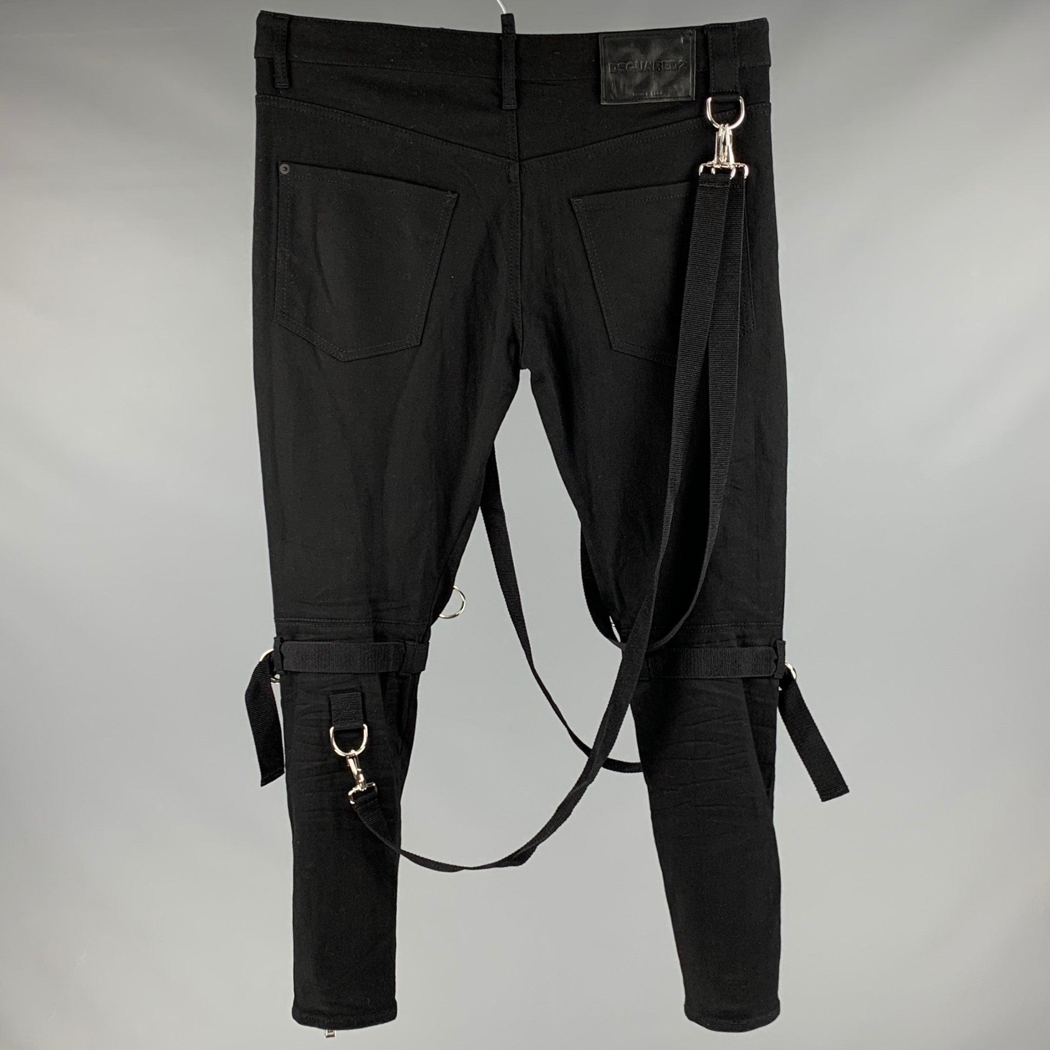 Pantalon décontracté DSQUARED2 en coton mélangé noir, doté de bretelles polyvalentes de style bondage, de poches zippées et de détails sur l'ensemble du corps, ainsi que d'une braguette boutonnée. Fabriqué en Italie. Très bon état. Signes mineurs