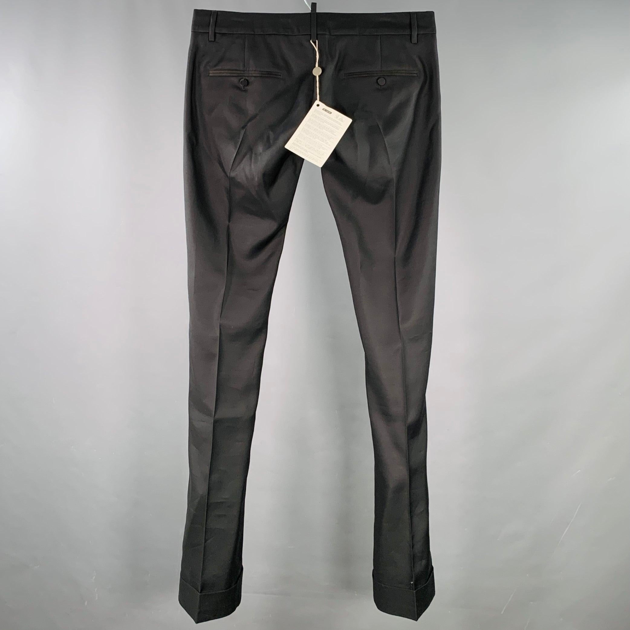 DSQUARED2 pantalones de vestir
en un tejido de seda de lana negra, con un estilo delantero plano, pernera con puños y cierre de bragueta con cremallera. Nuevo con etiquetas. 

Marcado:   IT 52 

Medidas: 
  Cintura: 36 pulgadas Altura: 6,5 pulgadas