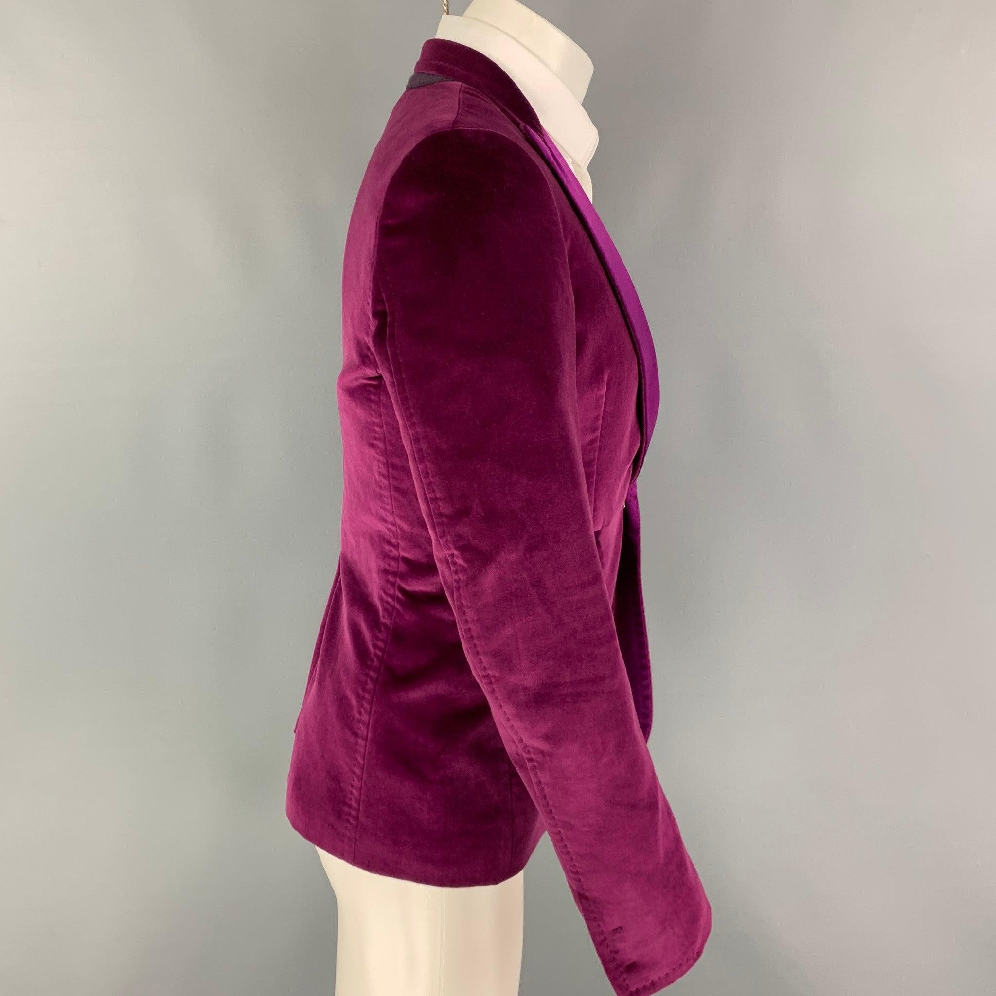 DSQUARED2 sport coat comes in a magenta cotton velvet with a full liner featuring a peak lapel, flap pockets, single back vent, and a front tab closure. Made in Italy.
Very Good
Pre-Owned Condition. 

Marked:   46 

Measurements: 
 
Shoulder: 16