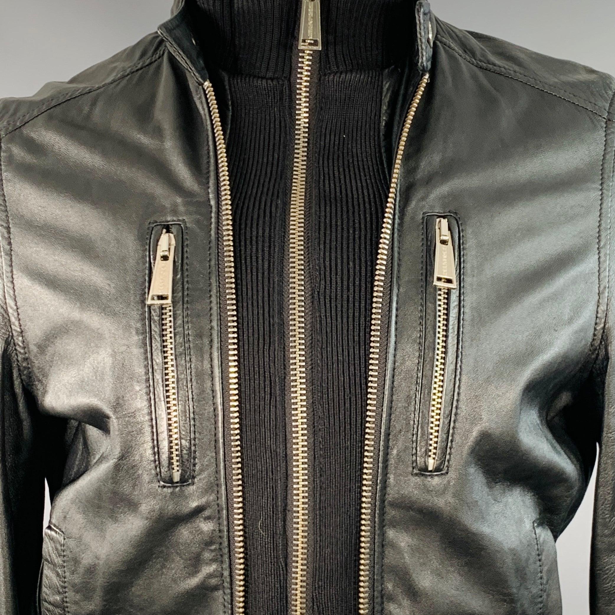 Giacca Dsquared2
in pelle nera, con quattro tasche (due con zip e due con bottoni automatici), finiture in maglia a costine e chiusura con doppia zip. Made in Romania.Eccellente condizione di usato.  

Contrassegnato:   IT 48 

Misure: 
 
Spalla: 15