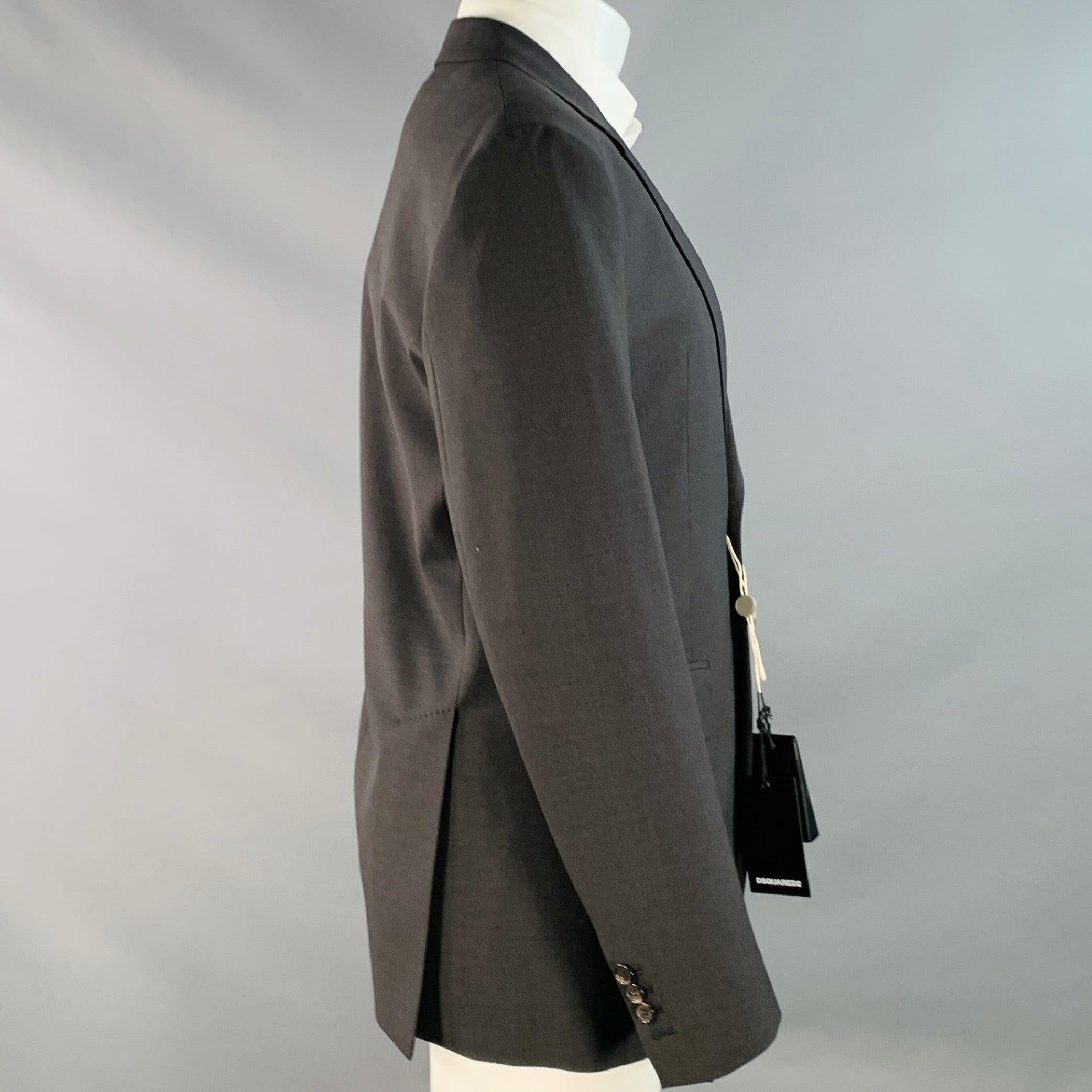 Abrigo sport DSQUARED2
en tejido de mezcla de lana elástica gris marengo, con solapa de muesca, doble abertura en la espalda y cierre de doble botón. Nuevo con etiquetas. 

Marcado:   IT 48 

Medidas: 
 
Hombro 18,5 pulgadas Pecho: 40 pulgadas