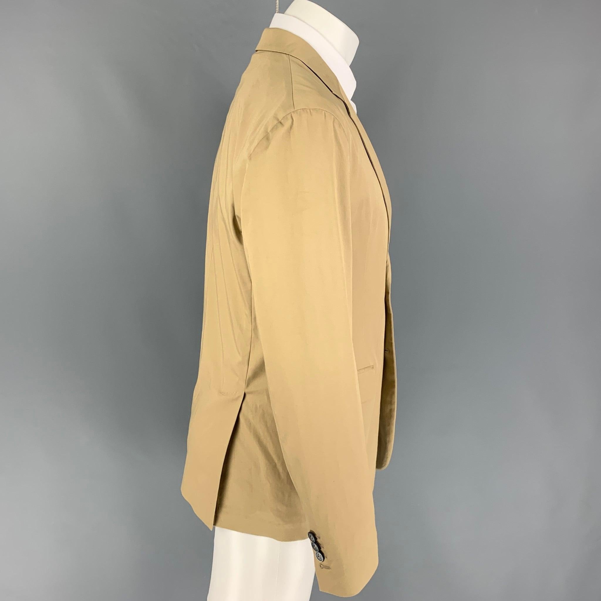 DSQUARED2 sport coat comes in a khaki cotton featuring a notch lapel, flap pockets, double back vent, and a double button closure. Made in Italy.
Very Good
Pre-Owned Condition. 

Marked:   48 

Measurements: 
 
Shoulder: 18.5 inches  Chest: 38