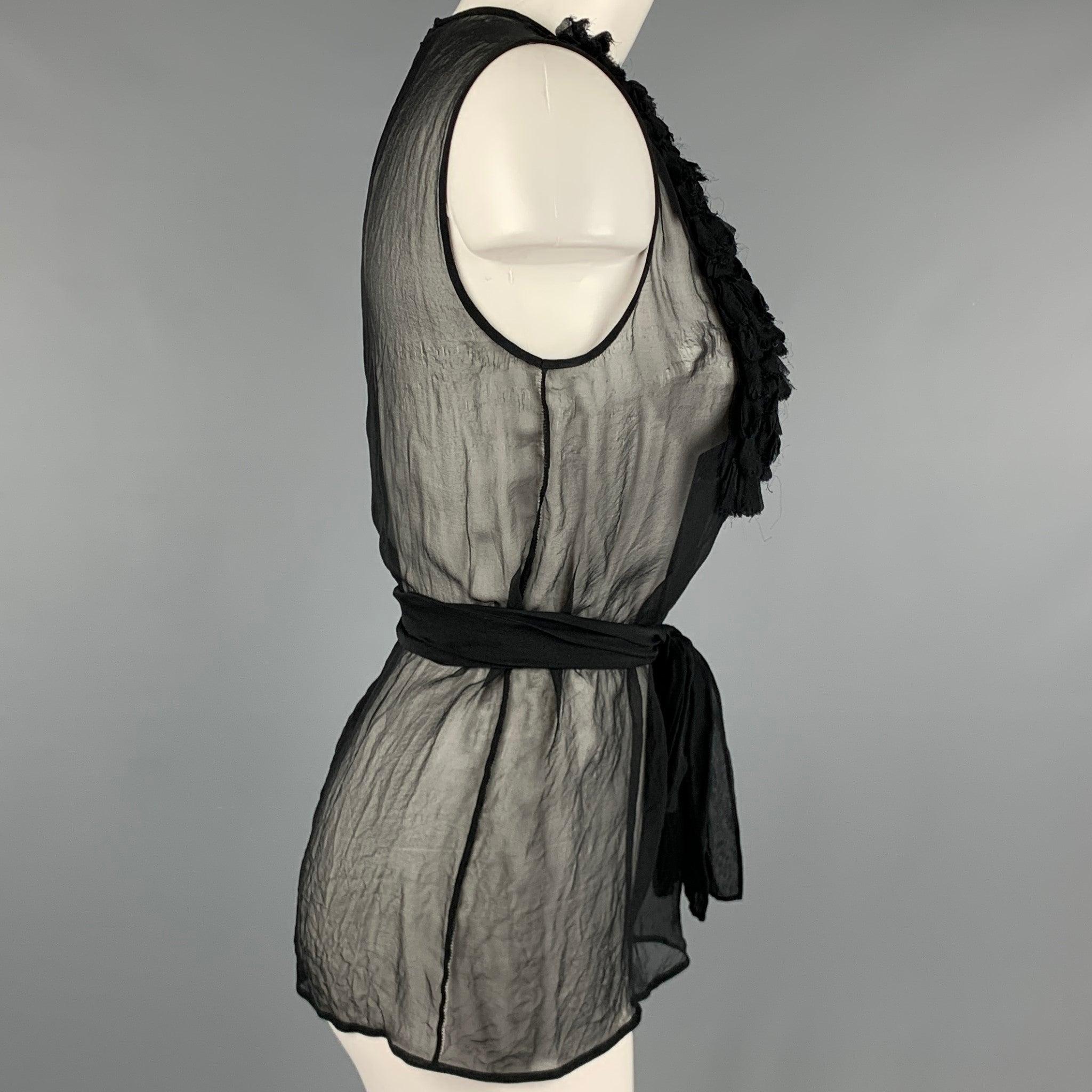 DSQUARED2 vestido top
en un
Tejido de gasa negra con volantes en la parte delantera, estilo sin mangas y un lazo que puede llevarse alrededor del cuello o como cinturón. Made in Italy. Muy buen estado de conservación. Pequeños signos de desgaste.