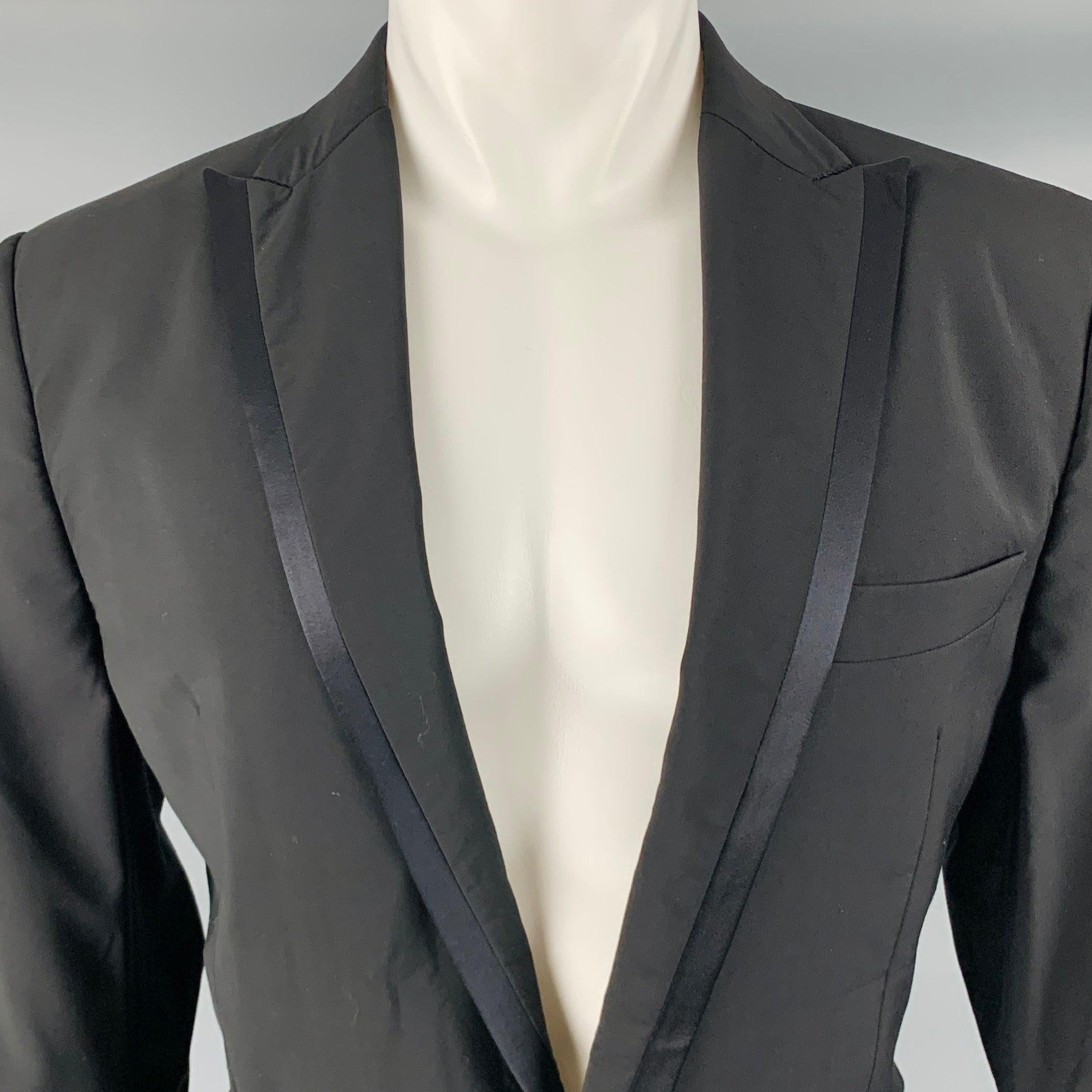 Cappotto sportivo Dsquared2
in tessuto di lana nero con bavero a punta, doppio spacco sul retro e chiusura a un bottone. Made in Italy.Ottime condizioni di usato. Lievi segni di usura. 

Contrassegnato:   IT 50 

Misure: 
 
Spalla: 18 pollici Petto: