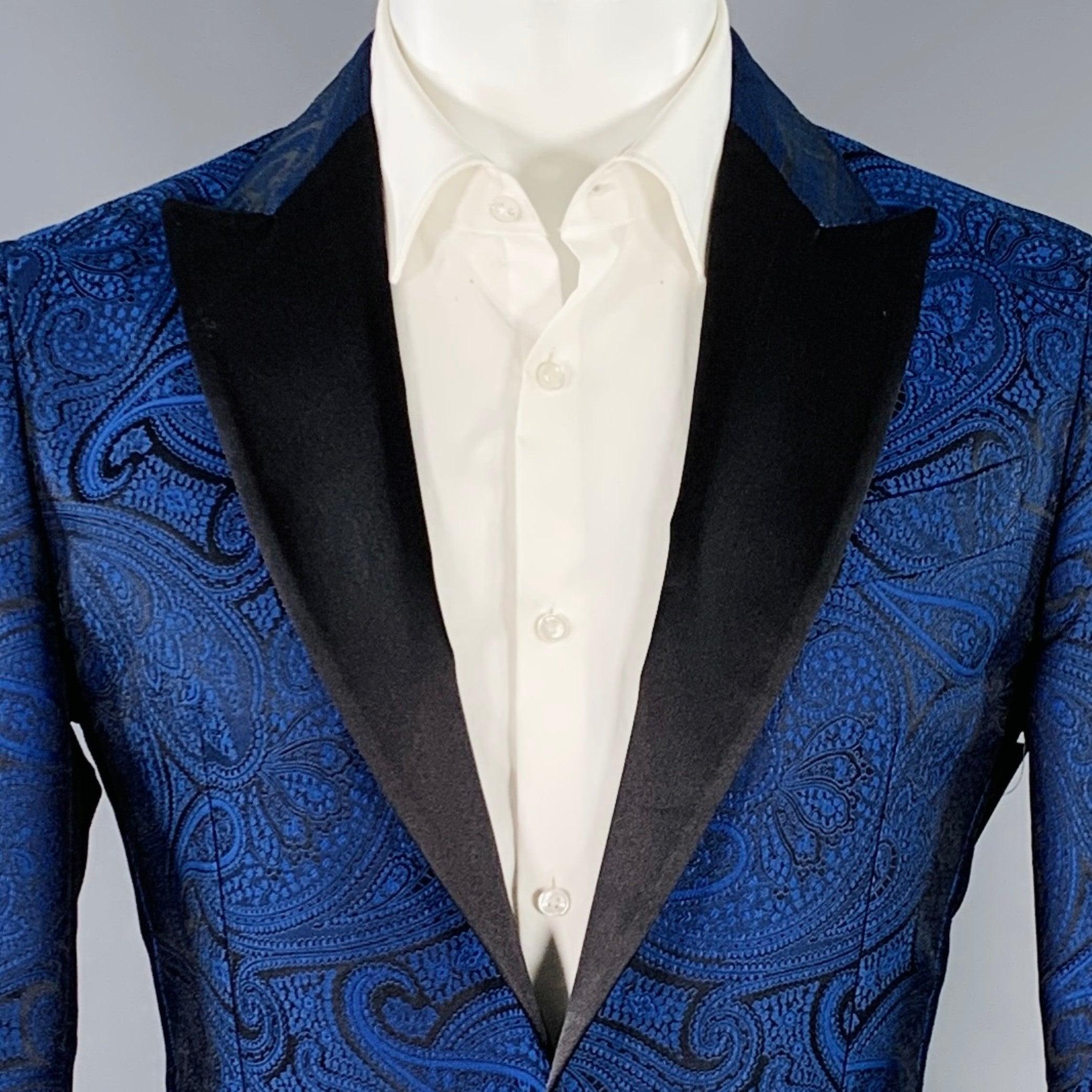 DSQUARED2-Smokingjacke
aus blauem und schwarzem Polyester-Seidenjacquard mit Paisleymuster, Revers mit Spitze, doppelter Belüftung und einfachem
 Knopfverschluss. Made in Italy Ausgezeichneter Pre-Owned Zustand. 

Markiert:   IT 50 

Abmessungen: 
