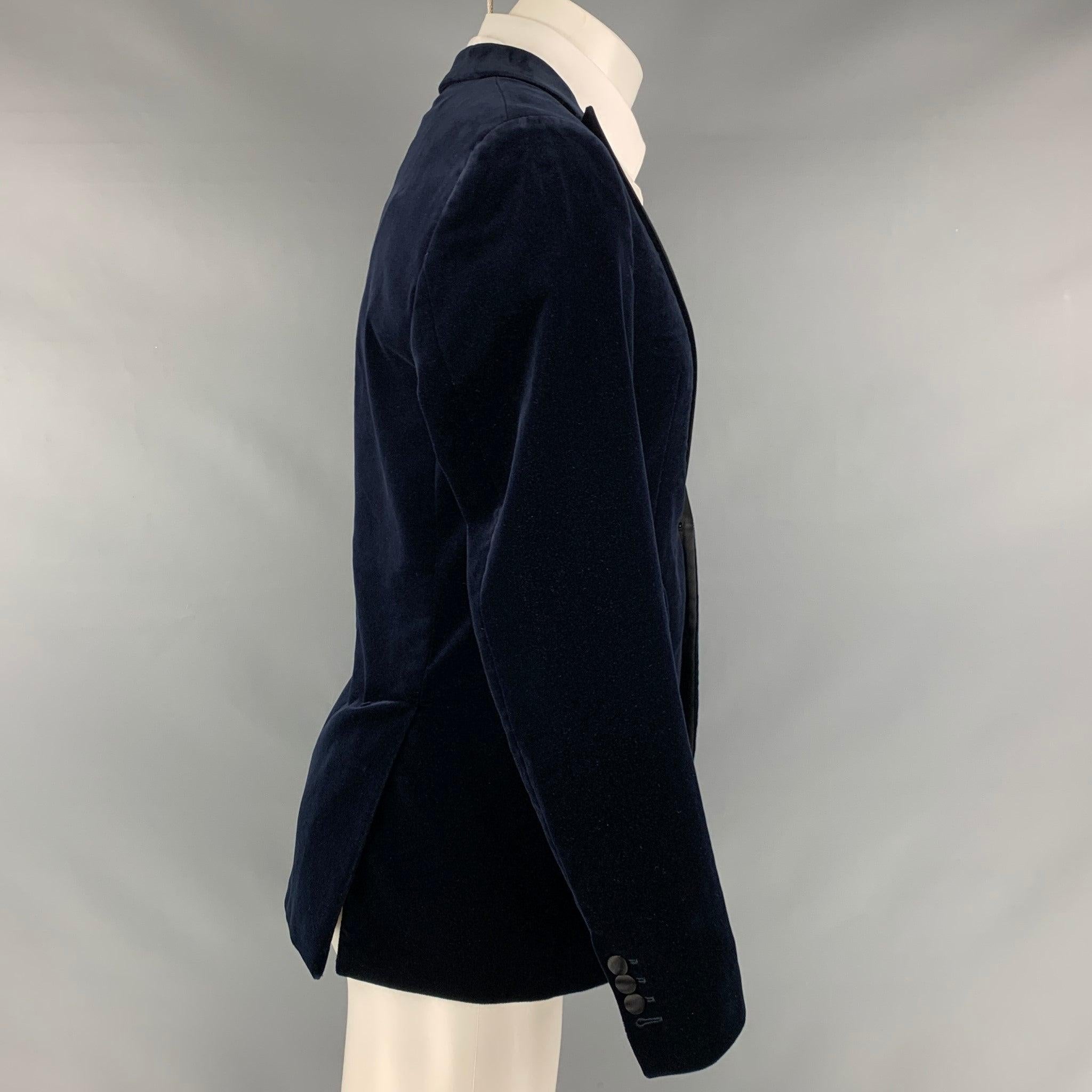 DSQUARED2 sport coat comes in a navy and black velvet with a full liner featuring a peak lapel, flap pockets, and a double button closure. Made in Italy.Excellent Pre-Owned Condition. 

Marked:   50 

Measurements: 
 
Shoulder: 17.5 inches Chest: 42
