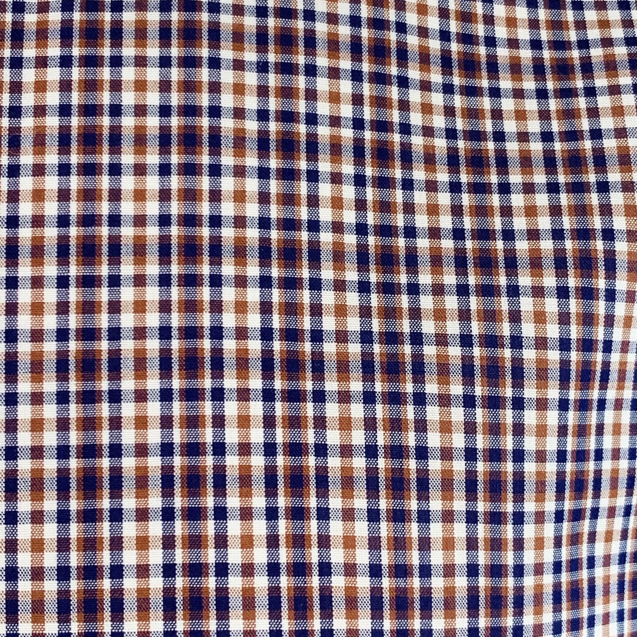 Camicia a maniche lunghe Dsquared2
in tessuto di cotone blu, marrone e bianco con motivo a quadri, colletto e polsini bianchi a contrasto e chiusura con bottoni. Made in Italy.Ottime condizioni di usato. Piccolo segno su un polsino.
