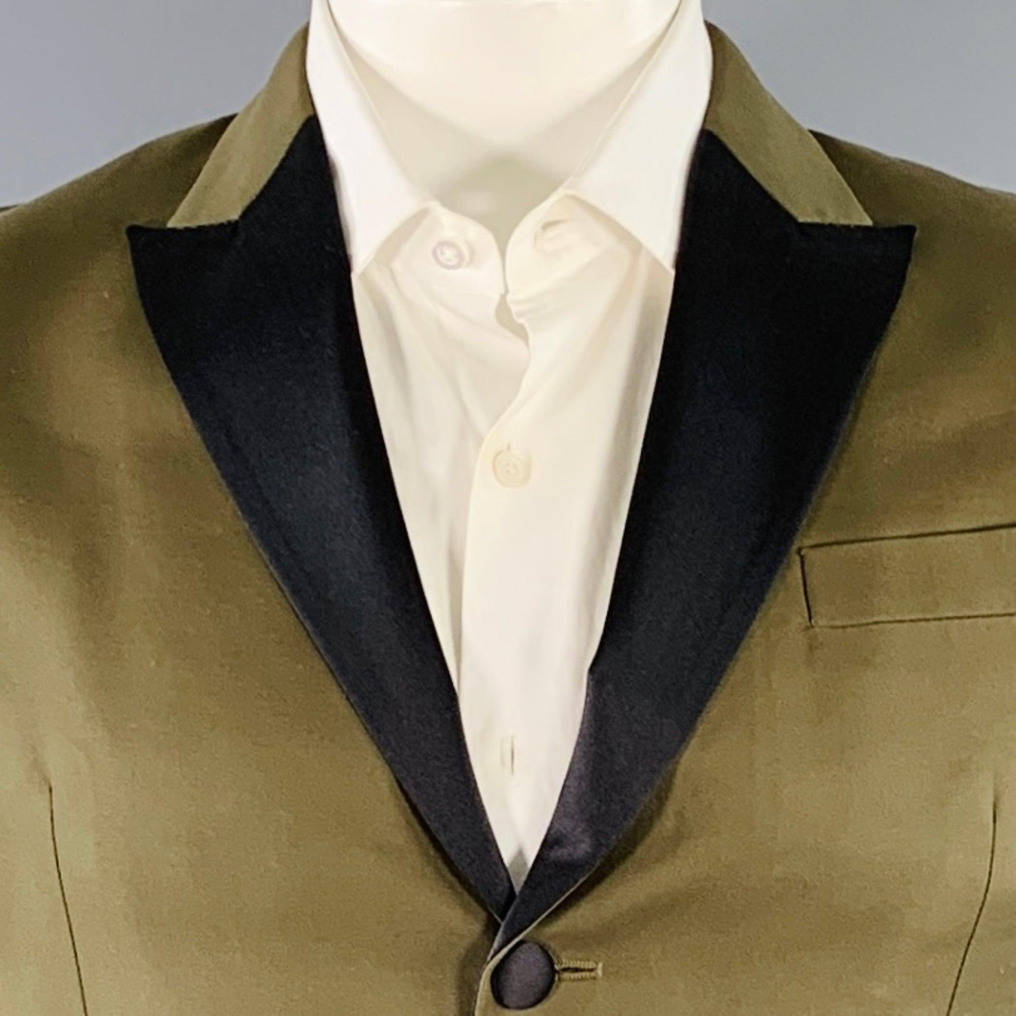 Cappotto sportivo slim fit Dsquared2
in tessuto misto cotone elasticizzato color verde oliva, con risvolto a punta in raso nero a contrasto, spacco posteriore singolo e chiusura a tre bottoni. Made in Italy.Ottime condizioni di usato. Diversi segni