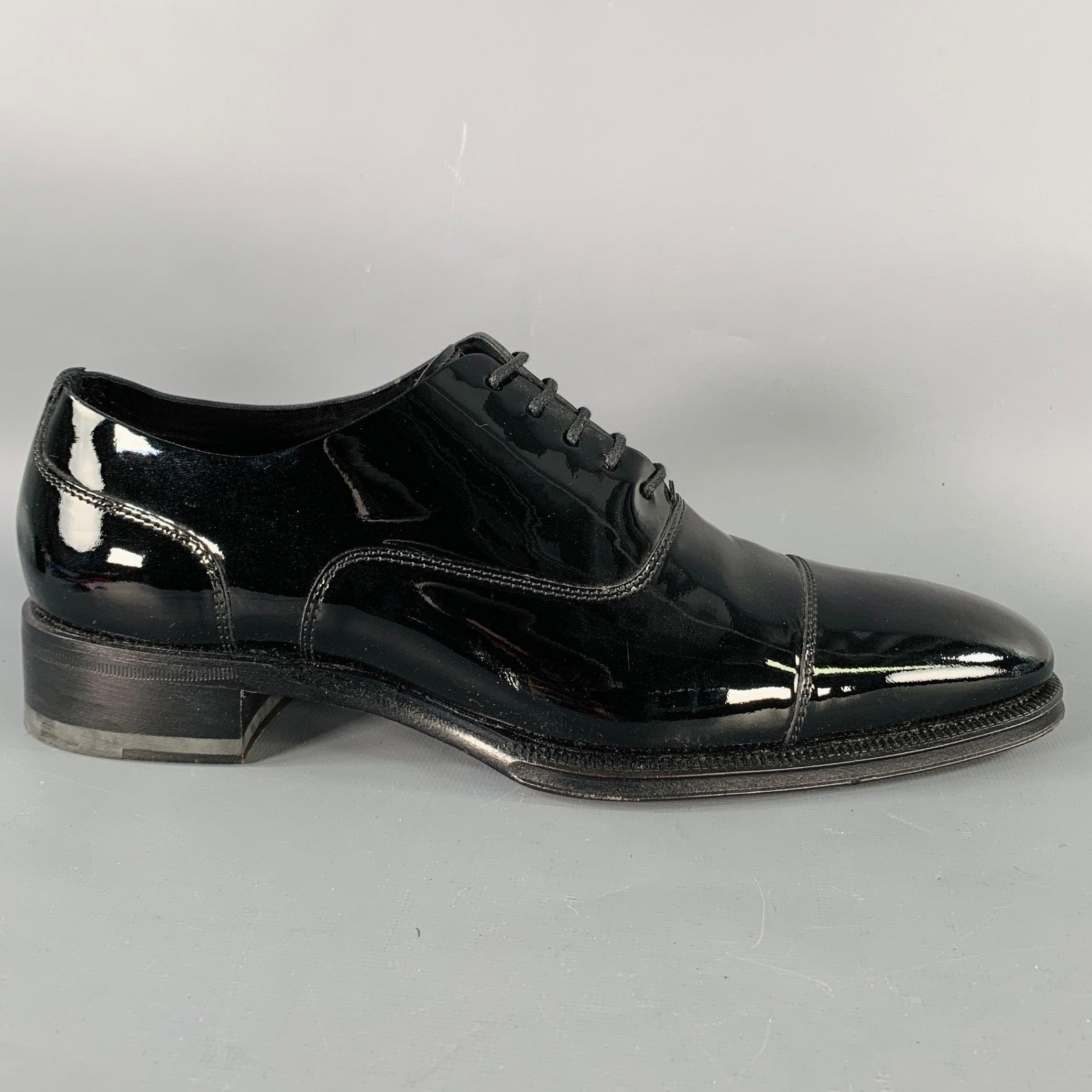 DSQUARED2 shoes
in a black patent leather featuring an oxford style, cap toe, and lace-up closure. Note: these shoes come in two slightly different sizes. Size in listing is based on the smaller shoe. We recommend putting a half insole inside of the